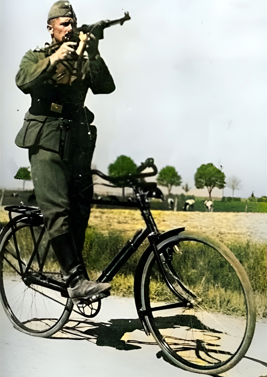 二战时期,德军士兵训练边骑自行车,边举枪瞄准射击.