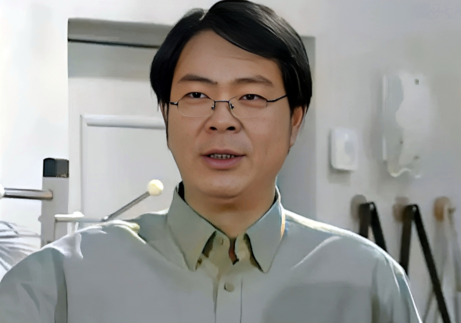 1994年,22岁的高亚麟在1994年的《三国演义》中饰演吕布八健将之一的