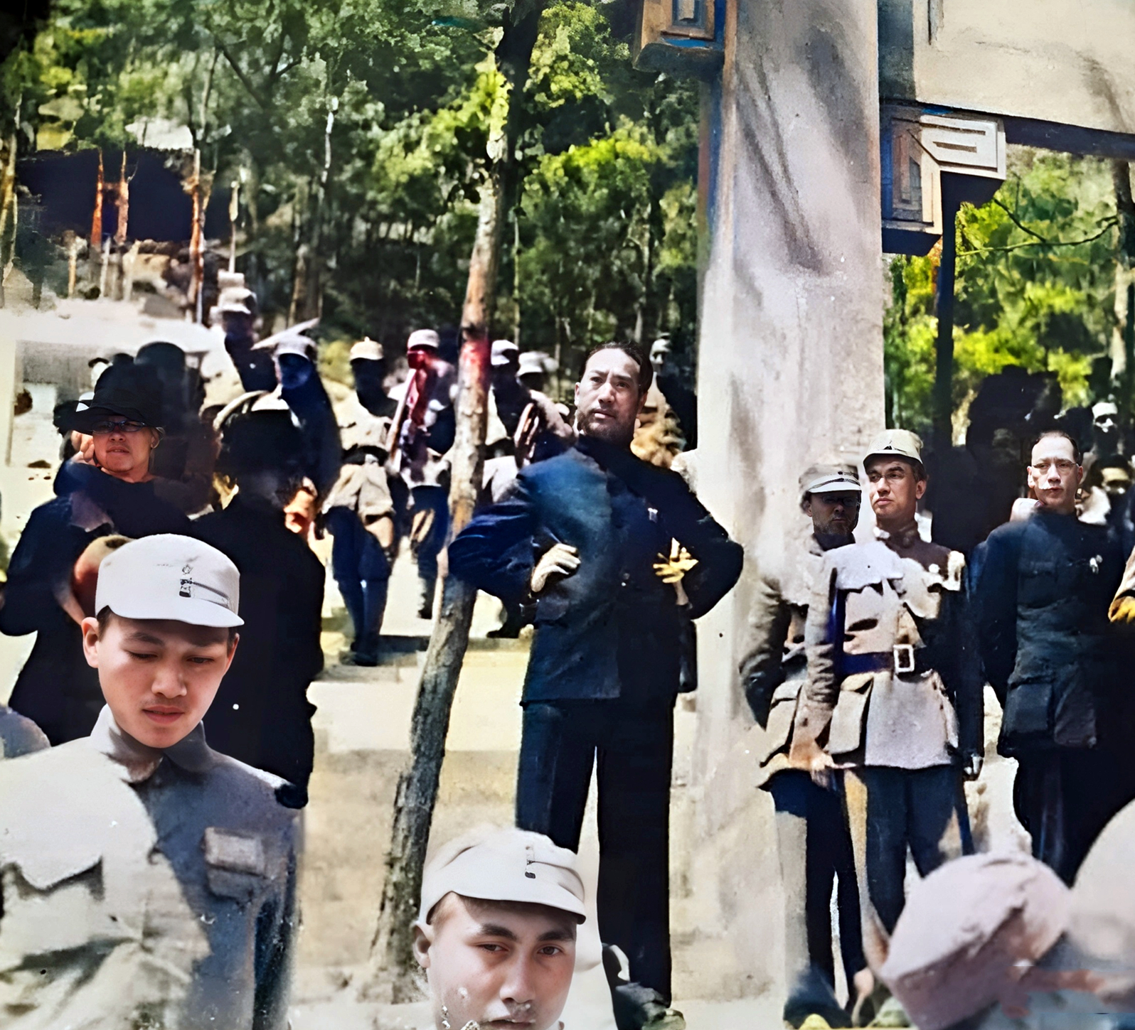 这是戴笠罕见的照片.他趴在桌子上,单手托腮,眼睛看向窗外,若有所思