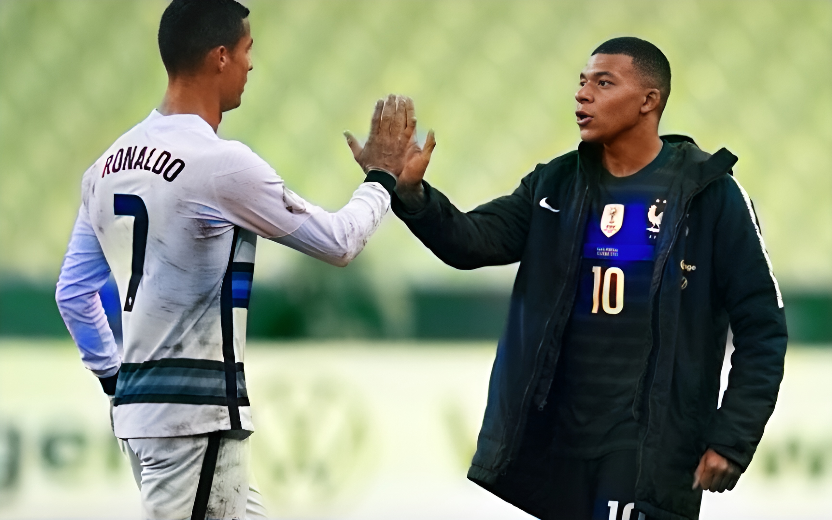 小学生时期的姆巴佩与偶像足球巨星c罗在一起