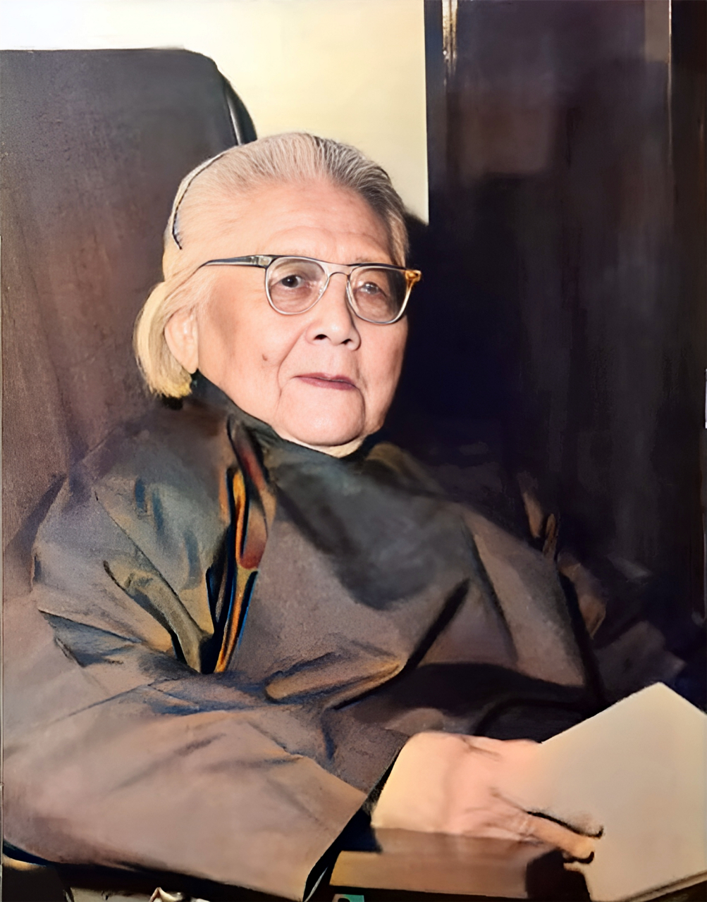 她叫王会悟.1921年7月,中共一大在上海召开.