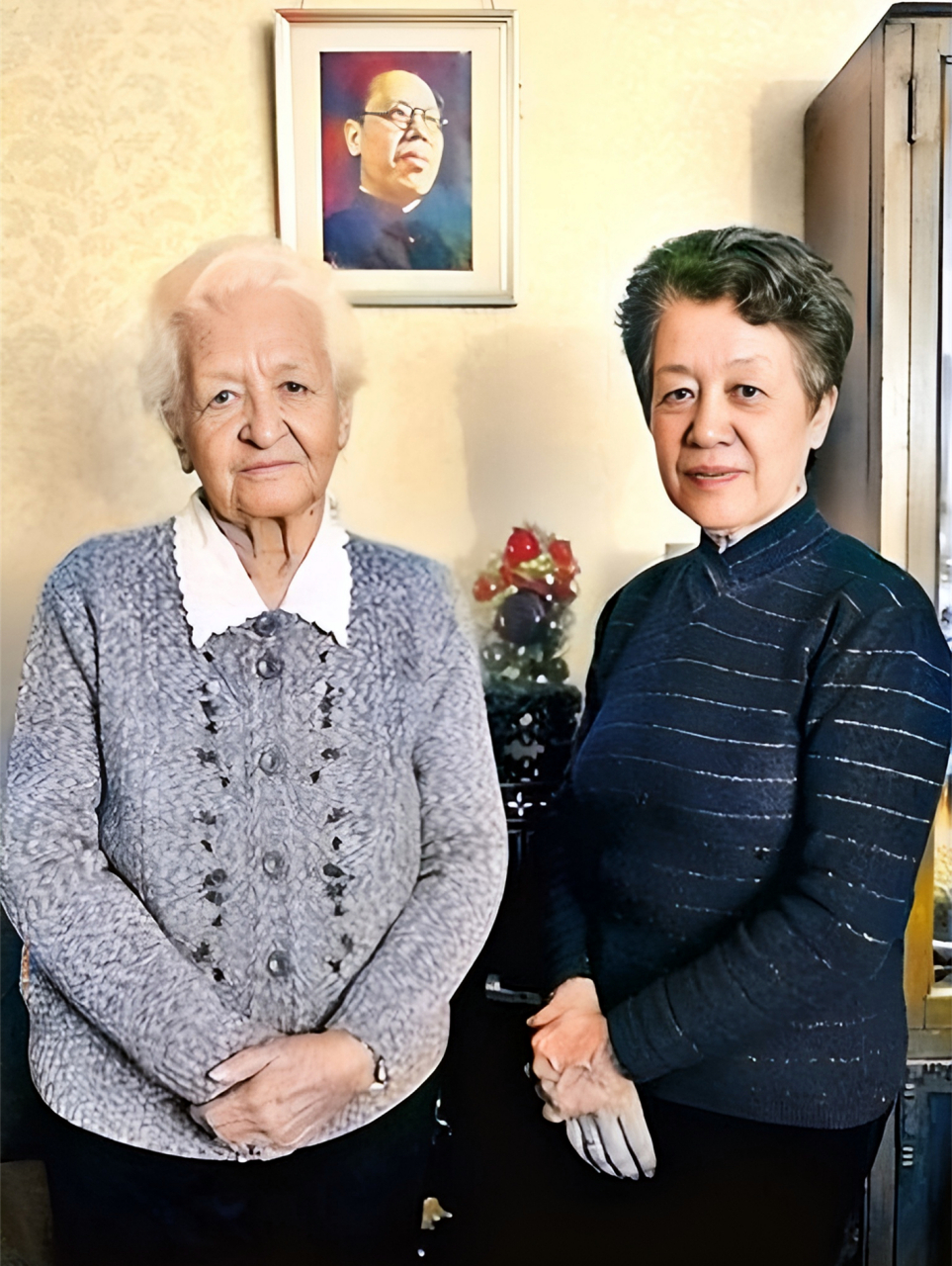 右起:长女李英男,李立三,妻子李莎,次女李雅兰.