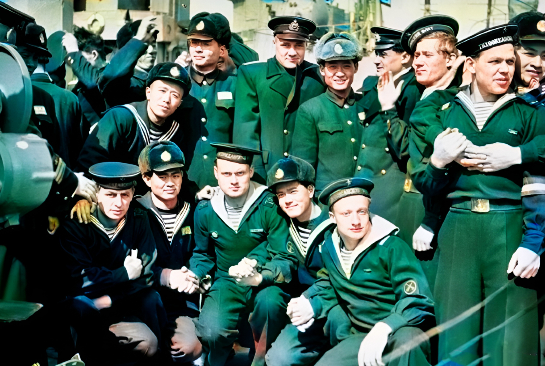 1955年,苏联海军撤离旅顺时,中国海军军官与士兵举行隆重的欢送仪式.