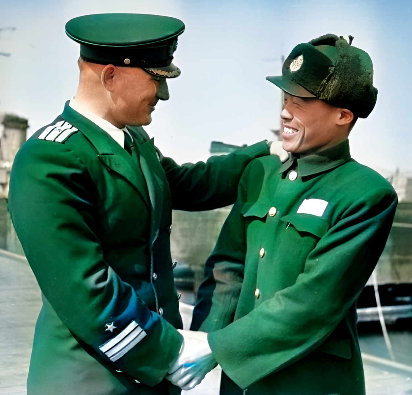 敬礼图片中苏交接防务签字仪式两名军人握手中国海军军官制服1955年两