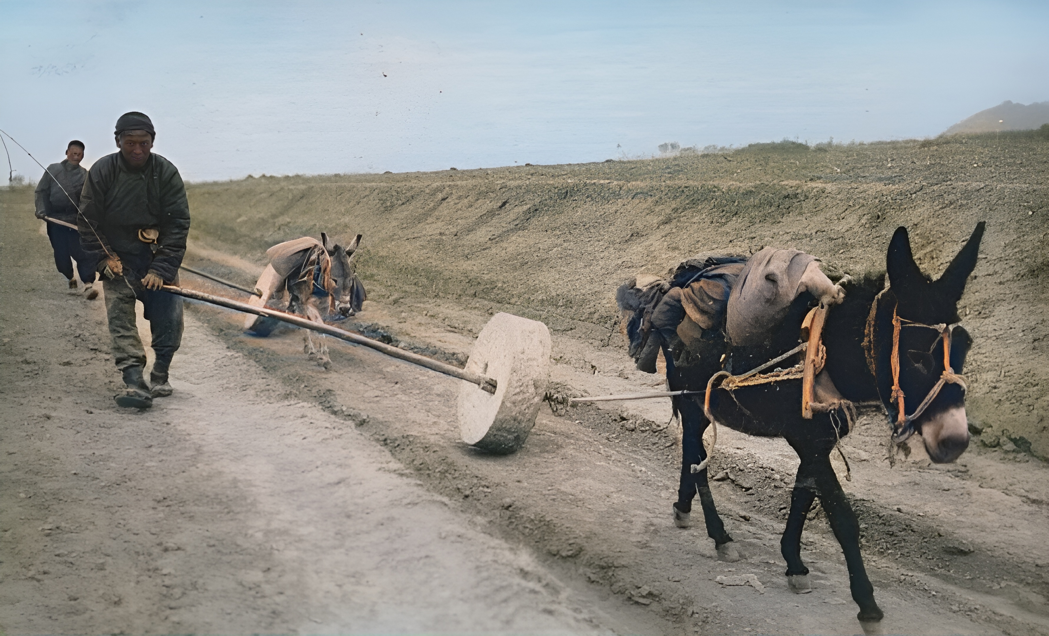 许多人认为这是石匠赶着小毛驴拉着磨盘碾压路面