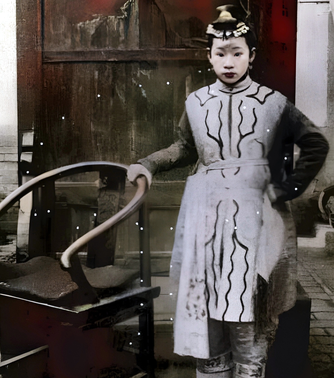 清末,红灯照首领黄莲圣母(林黑儿)在天津领导妇女组织,一品大员裕禄等