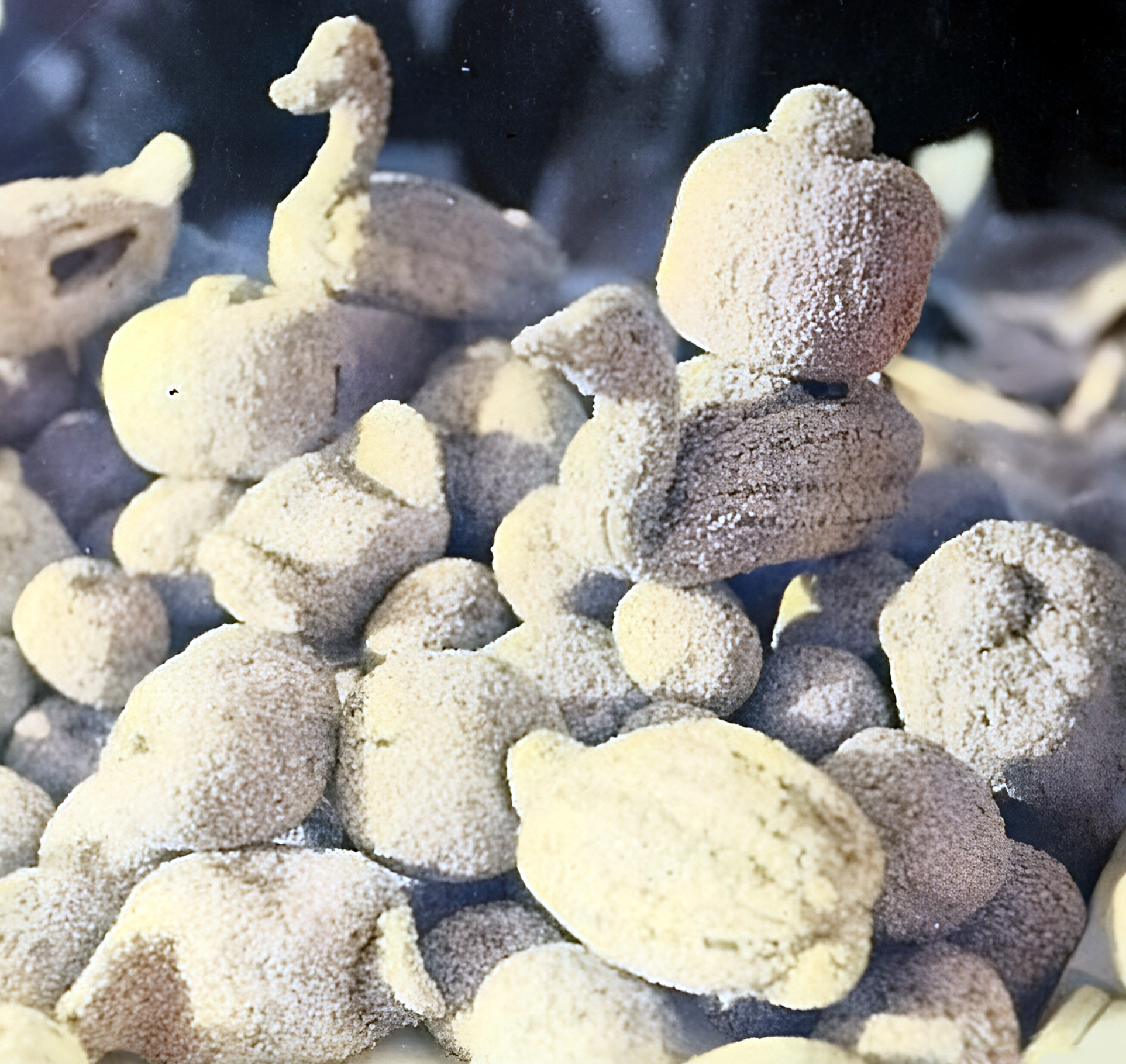 照片上的关东糖大小不一,形态各异,造型精美.