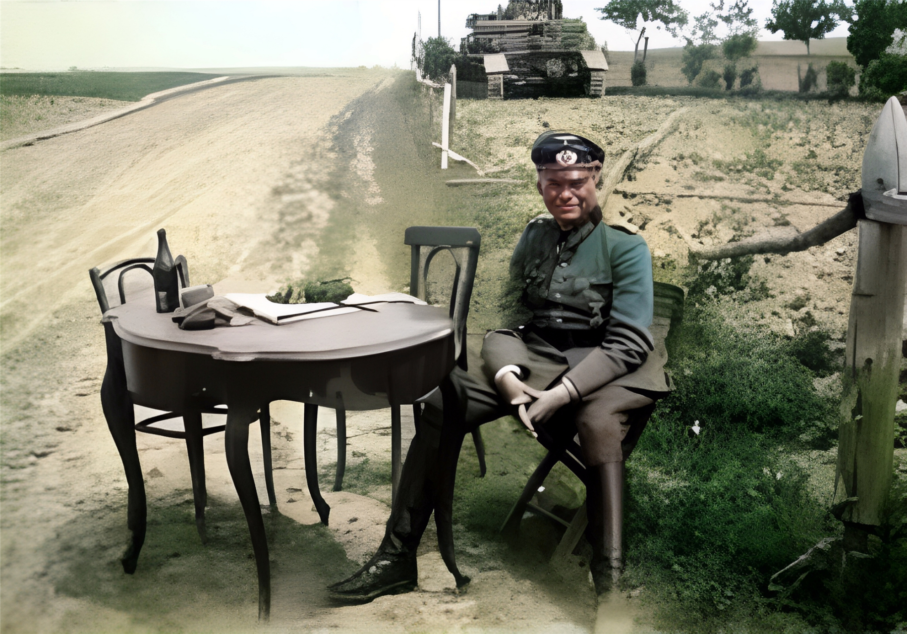 这是闪击战之父古德里安坐在桌前沉着冷静地喝酒研究军事的场景.