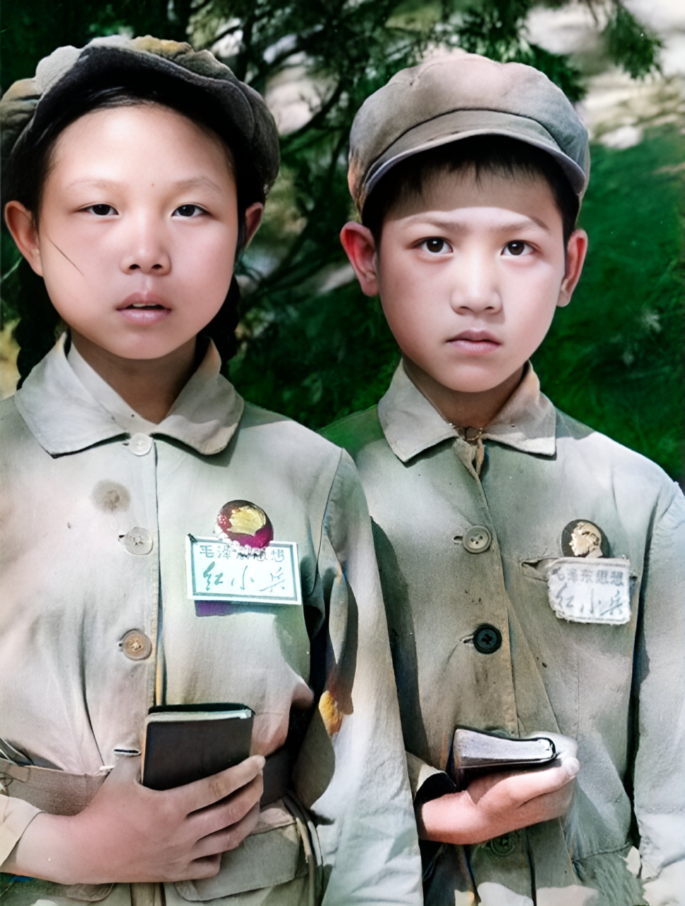 红小兵们从头到脚都有固定的装扮.