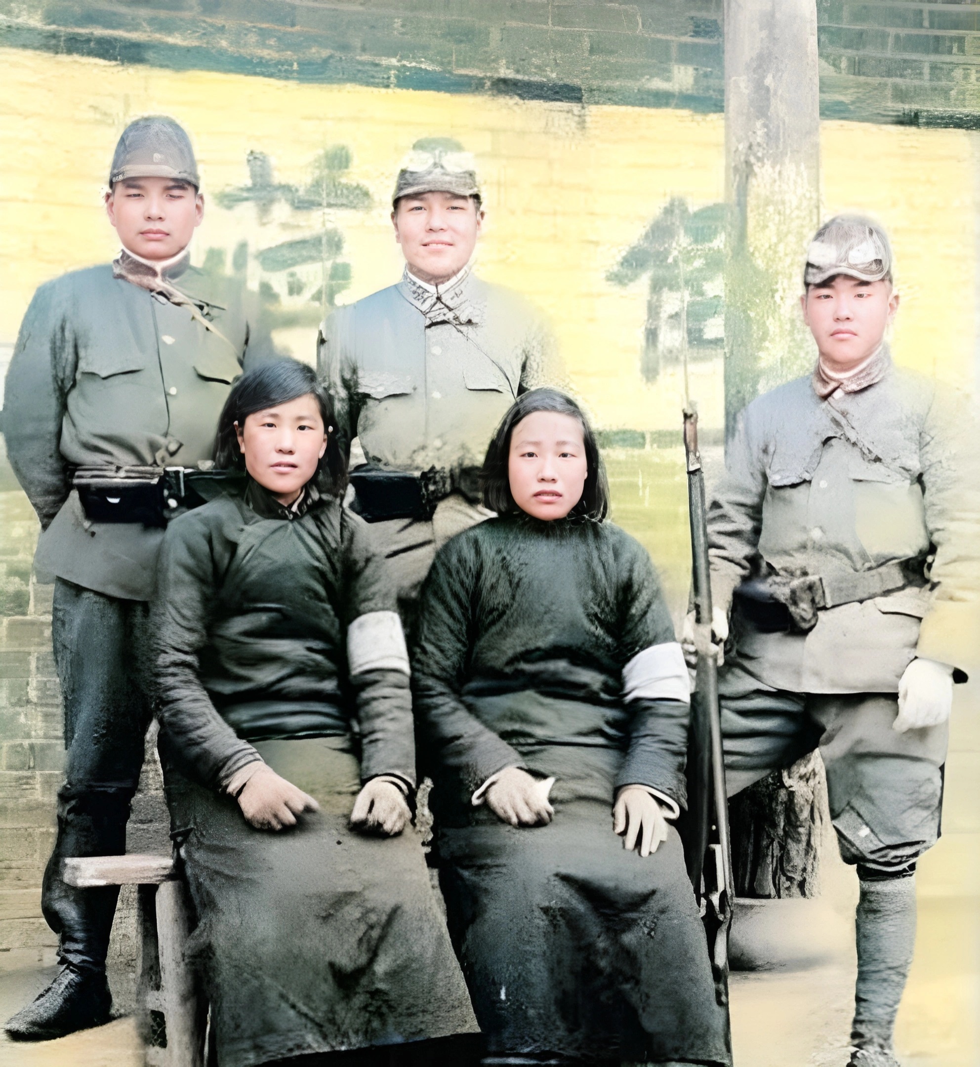 1939年12月,北京两名女护路队员在维护铁路的正常通行.