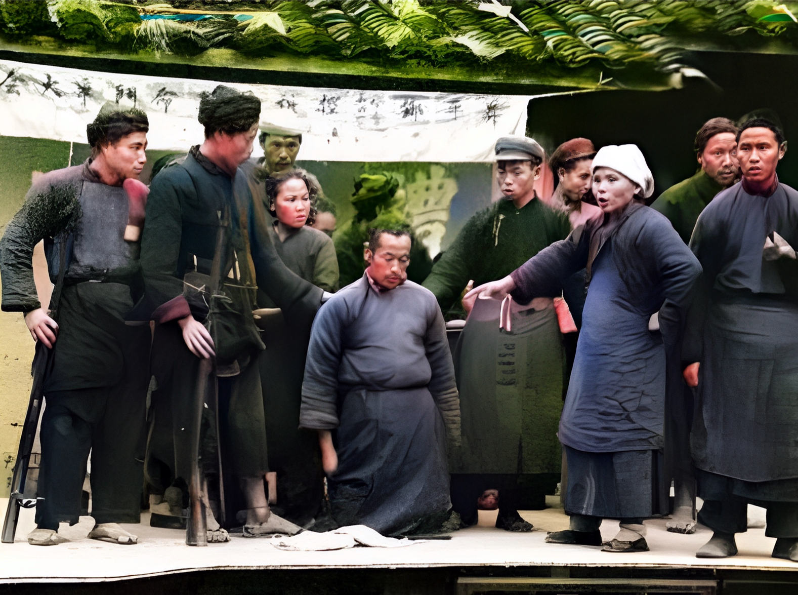 1951年青海民和县,当地老百姓在土改中将过去欺压他们的地主揪出来并