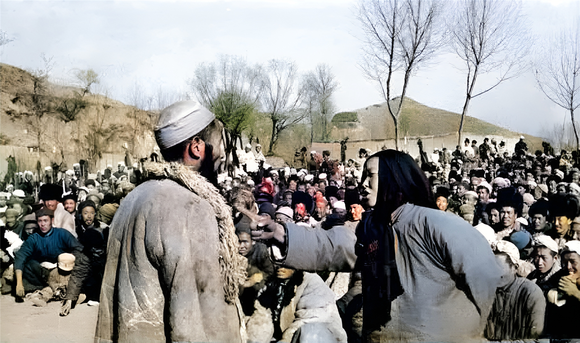 1951年青海民和县,当地老百姓在土改中将过去欺压他们的地主揪出来并