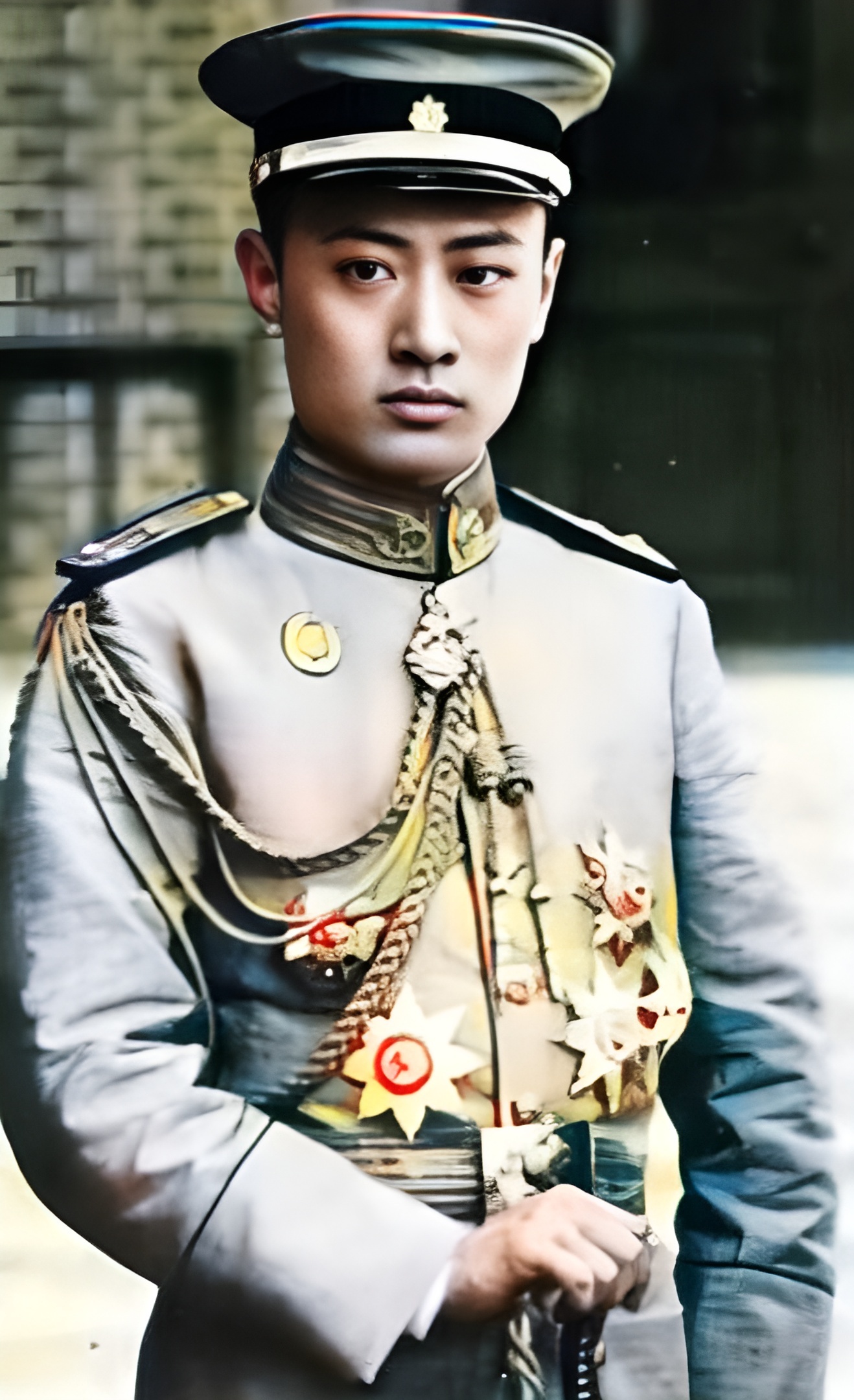 这位身穿军装的男子被称为晚清最帅的男子.