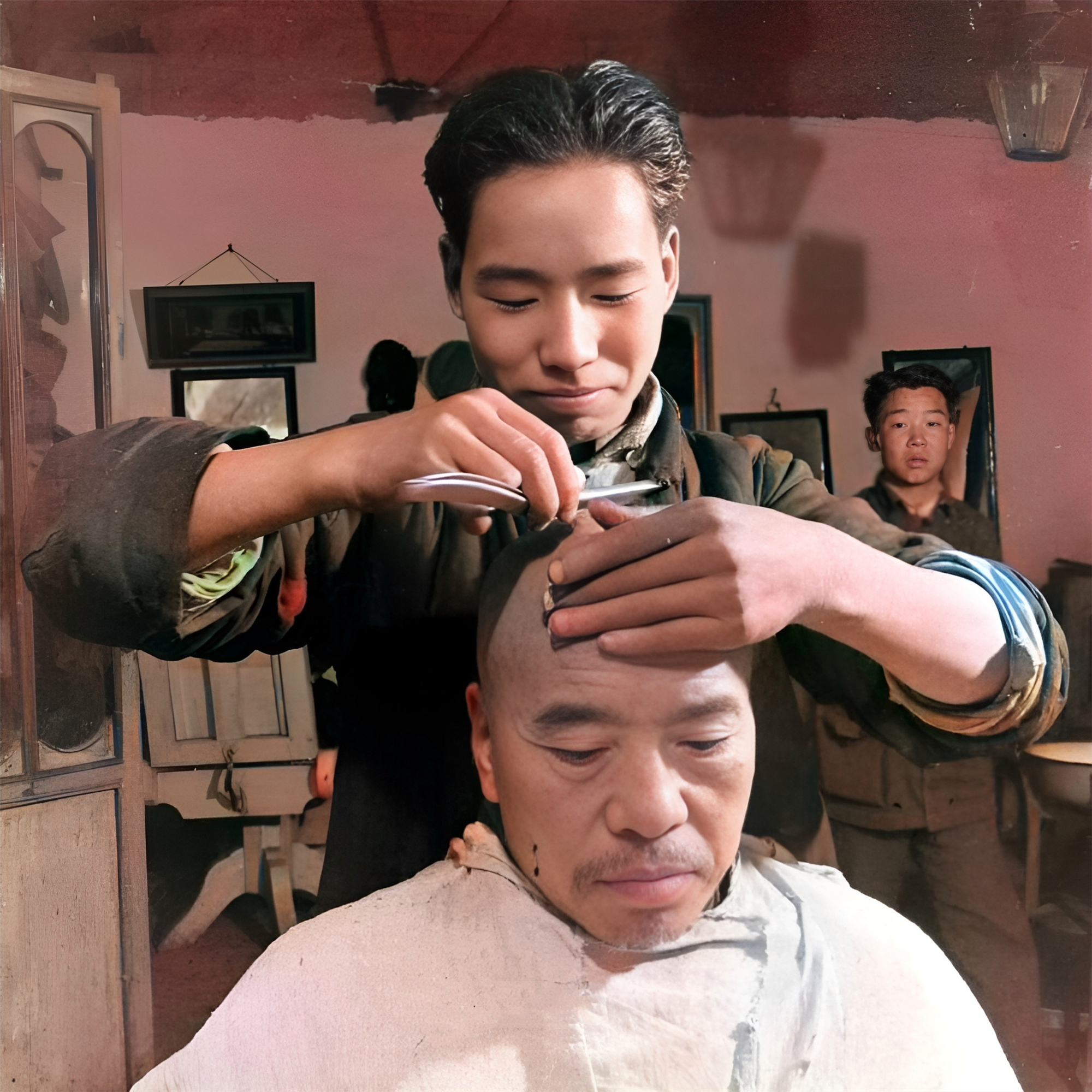 理发店的伙计非常喜欢为这位老顾客理发