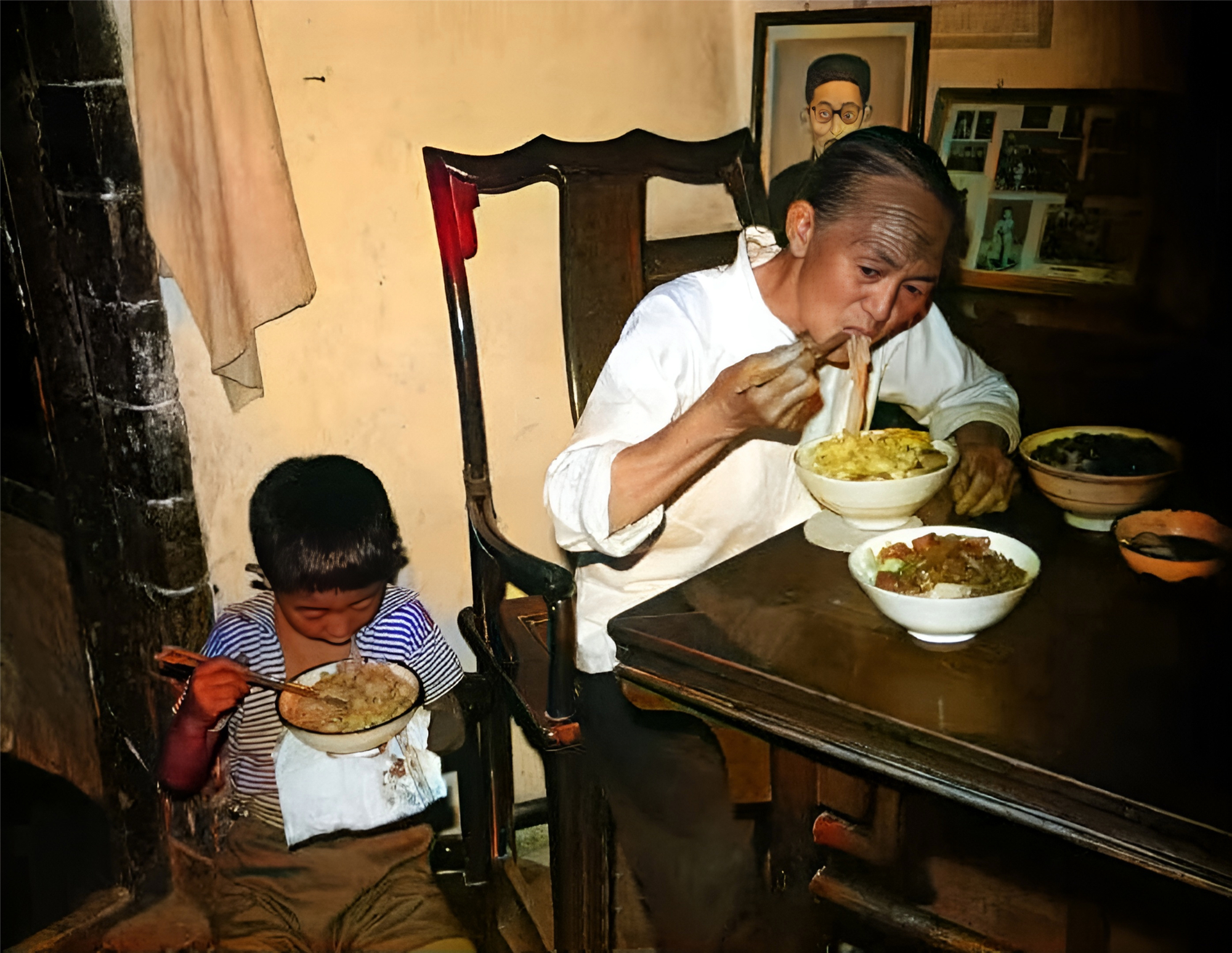 八十年代,孩子与奶奶一起吃饭.两人的伙食相当丰盛