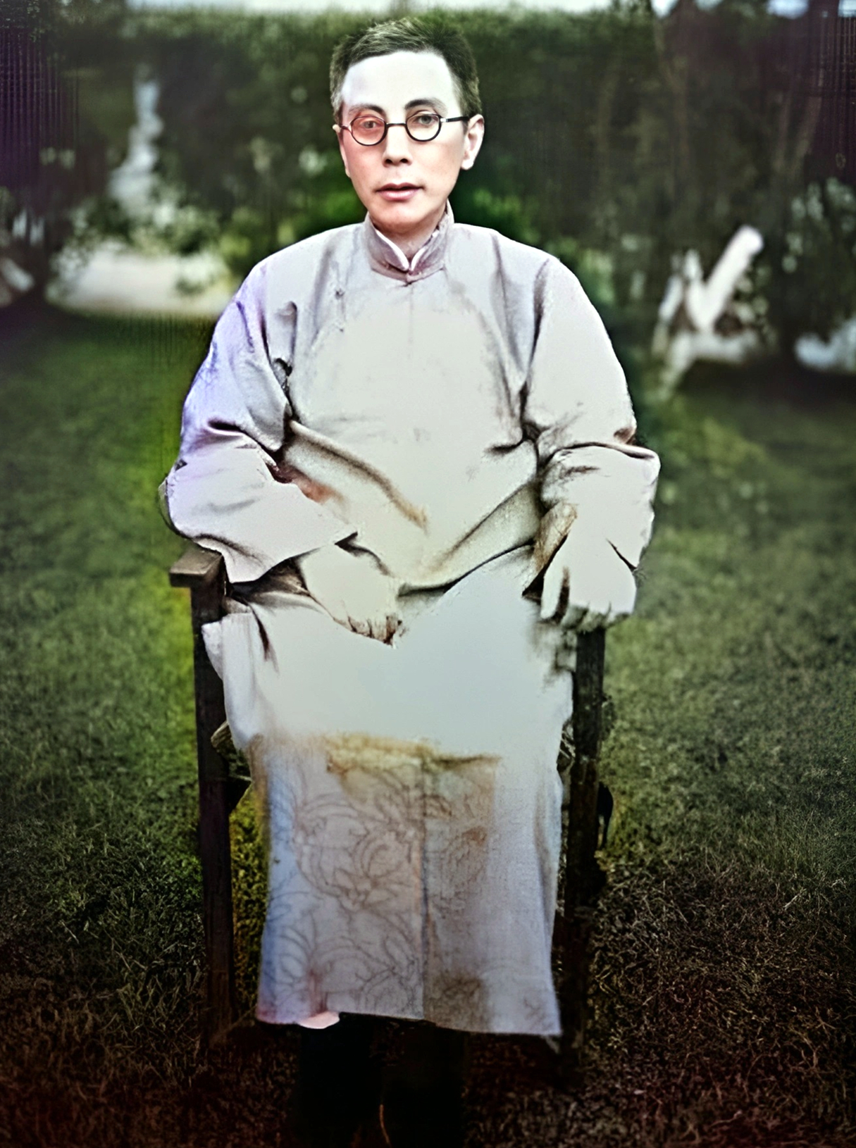 张静江虽然早年患病成跛足,人称"张跷脚",但张的生育能力极强.