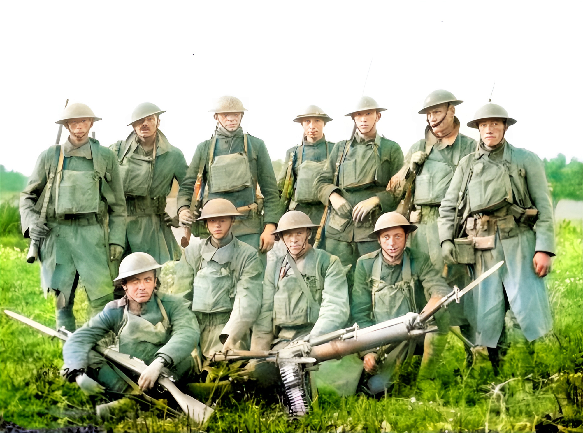 1917年5月一战战场上,一名英军军官坐在沙袋上认真地写家信.