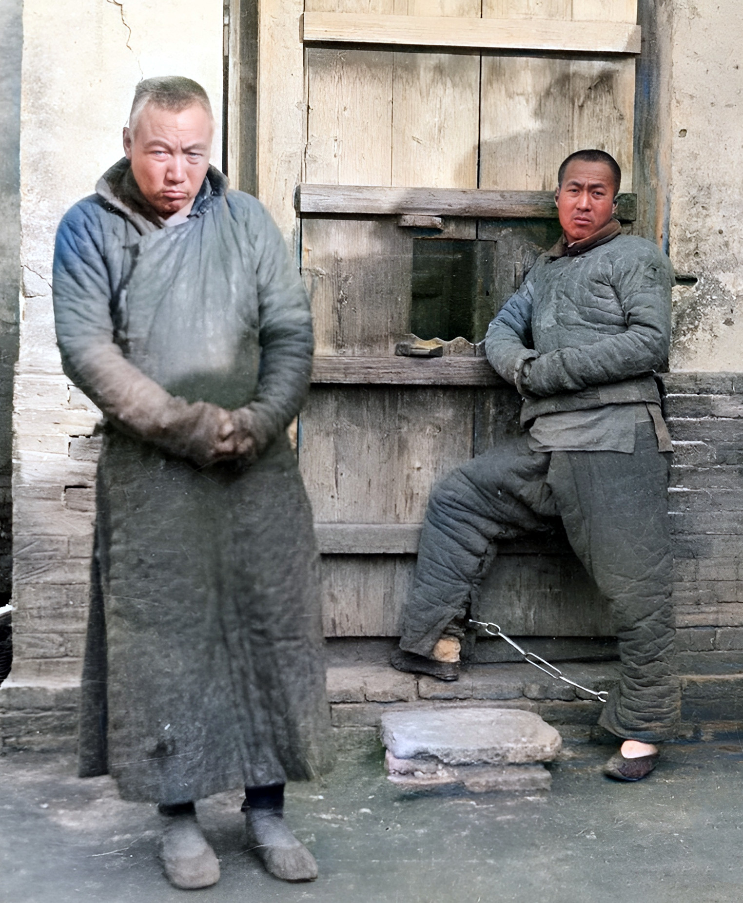 每名囚犯都戴着镣铐,可见他们所犯的罪行很重