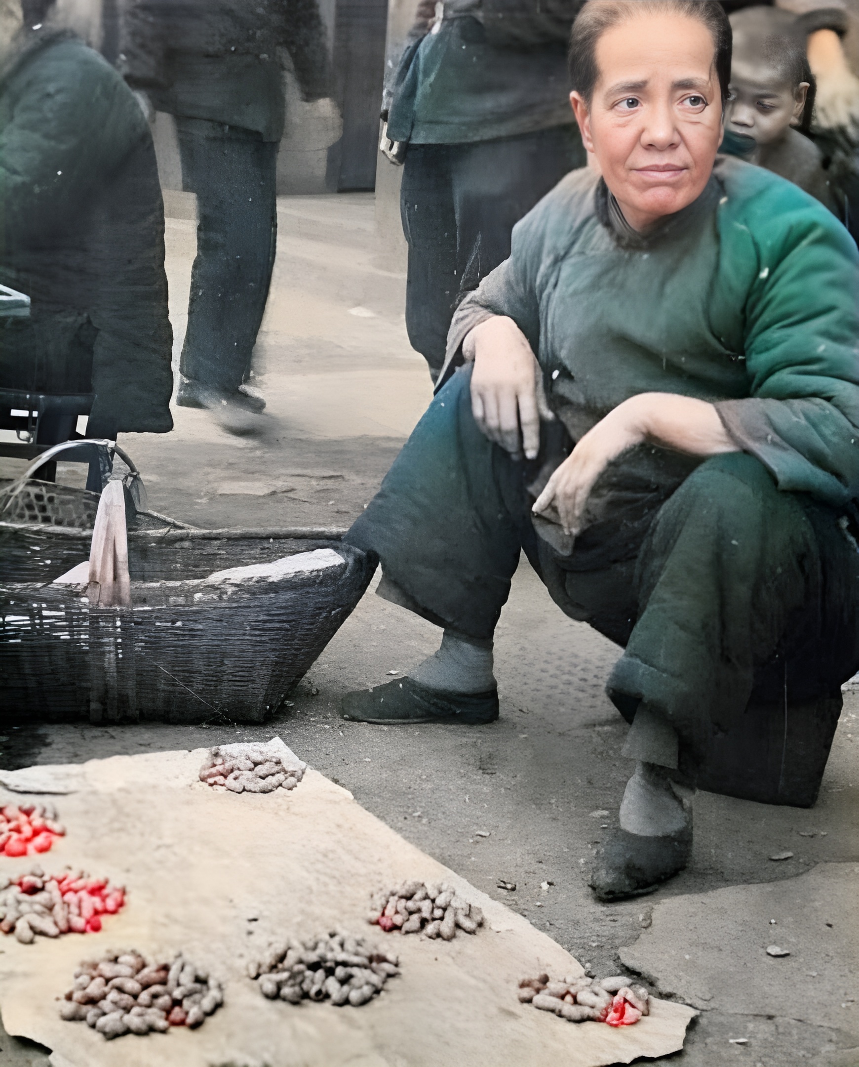 民国,小脚老太太挎着篮子来到集市,摆摊卖花生