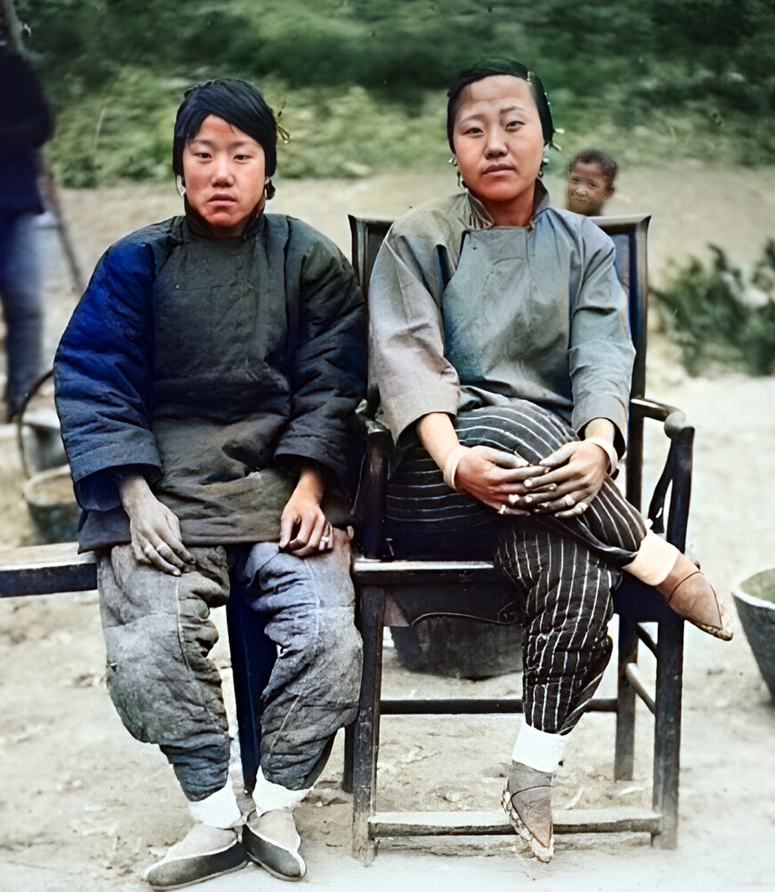 1932年,两位大同美女,一人坐在靠背椅上,一人坐在长条凳上