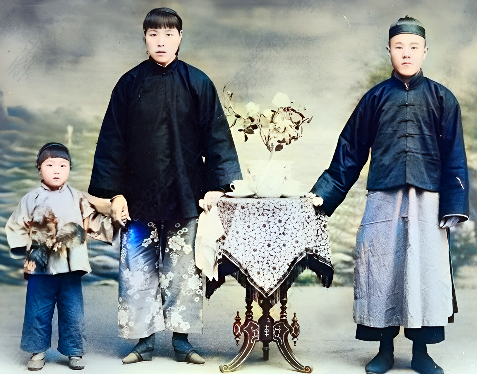 男子高高瘦瘦,面相冷峻,坐姿霸气,身穿一袭长袍与镶