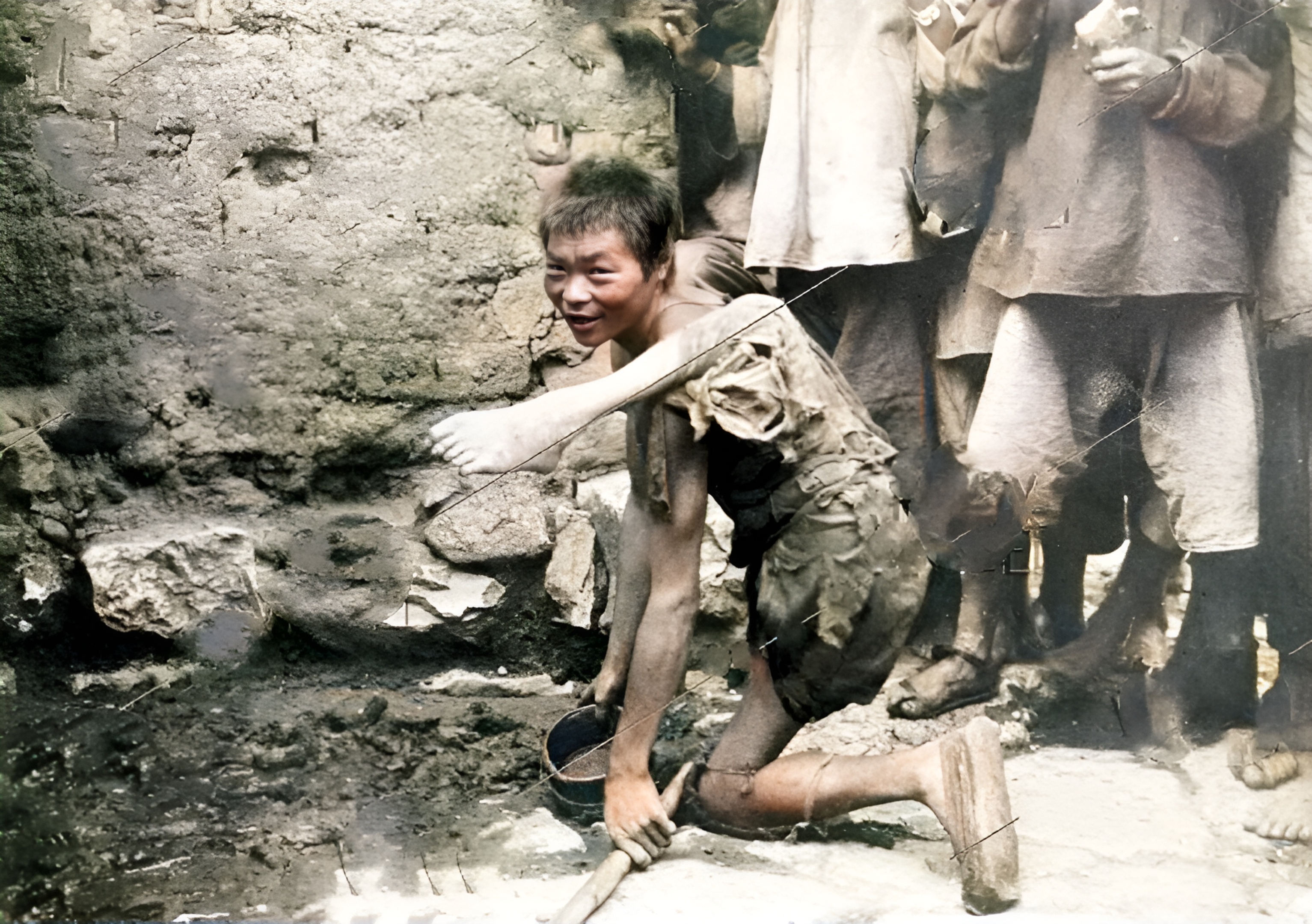 可是,这名乞丐很快吸引了众人前来围观