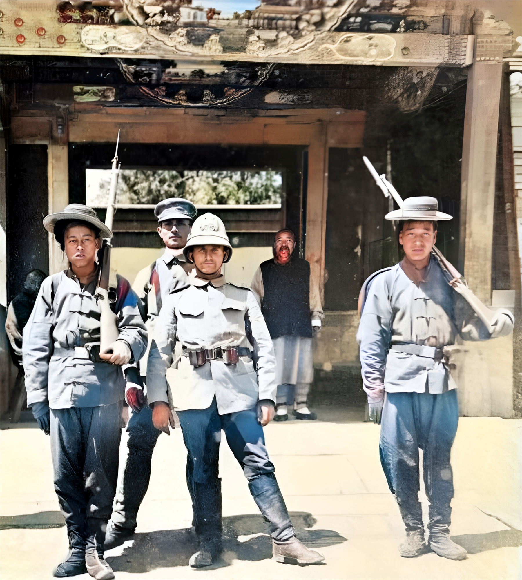 1900年两名中国士兵扛着上了刺刀的步枪站在德军军官两边