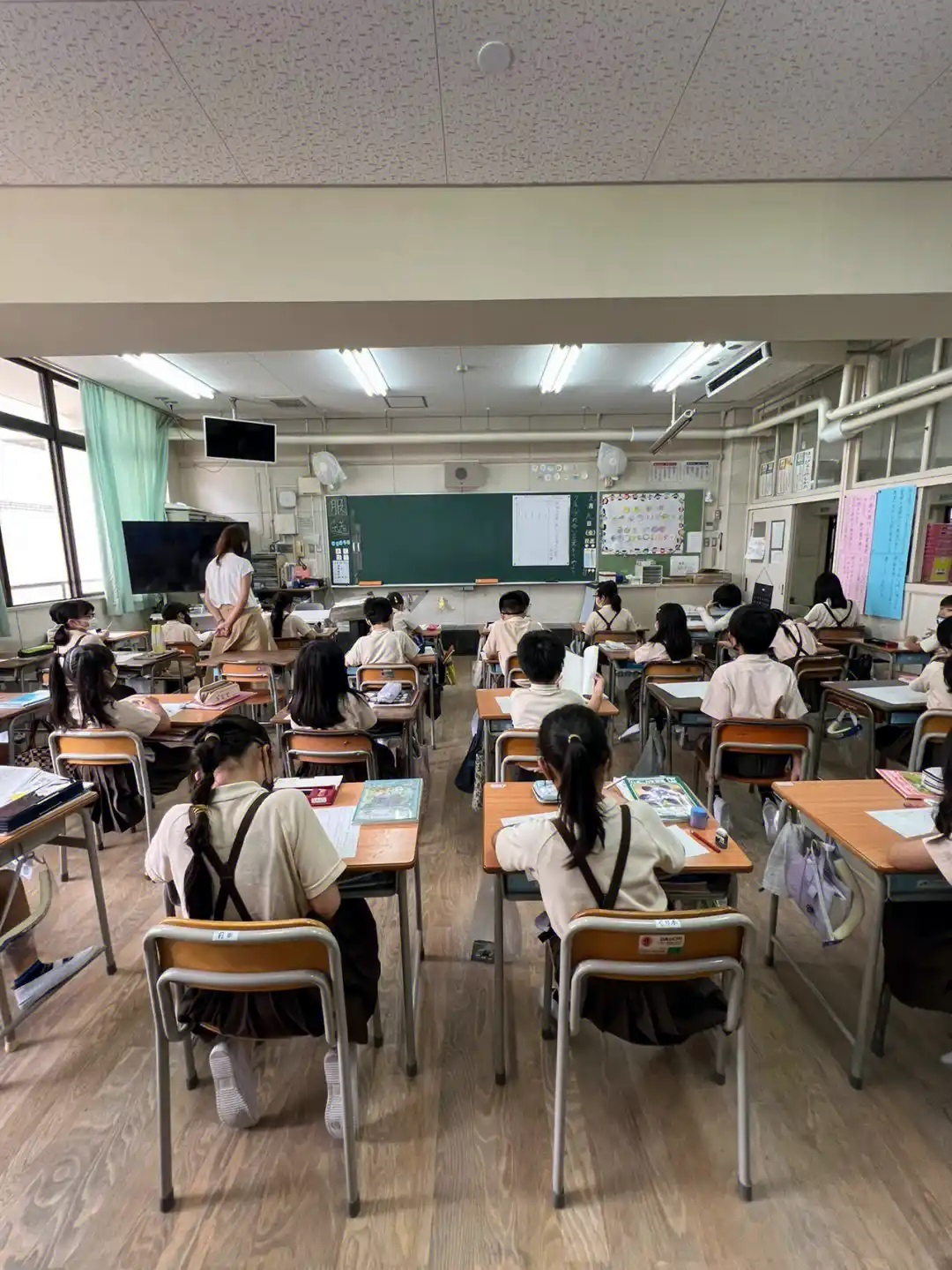 2名申请者中就有1人通过了4月开始在公立小学,初中或高中工作的教师的