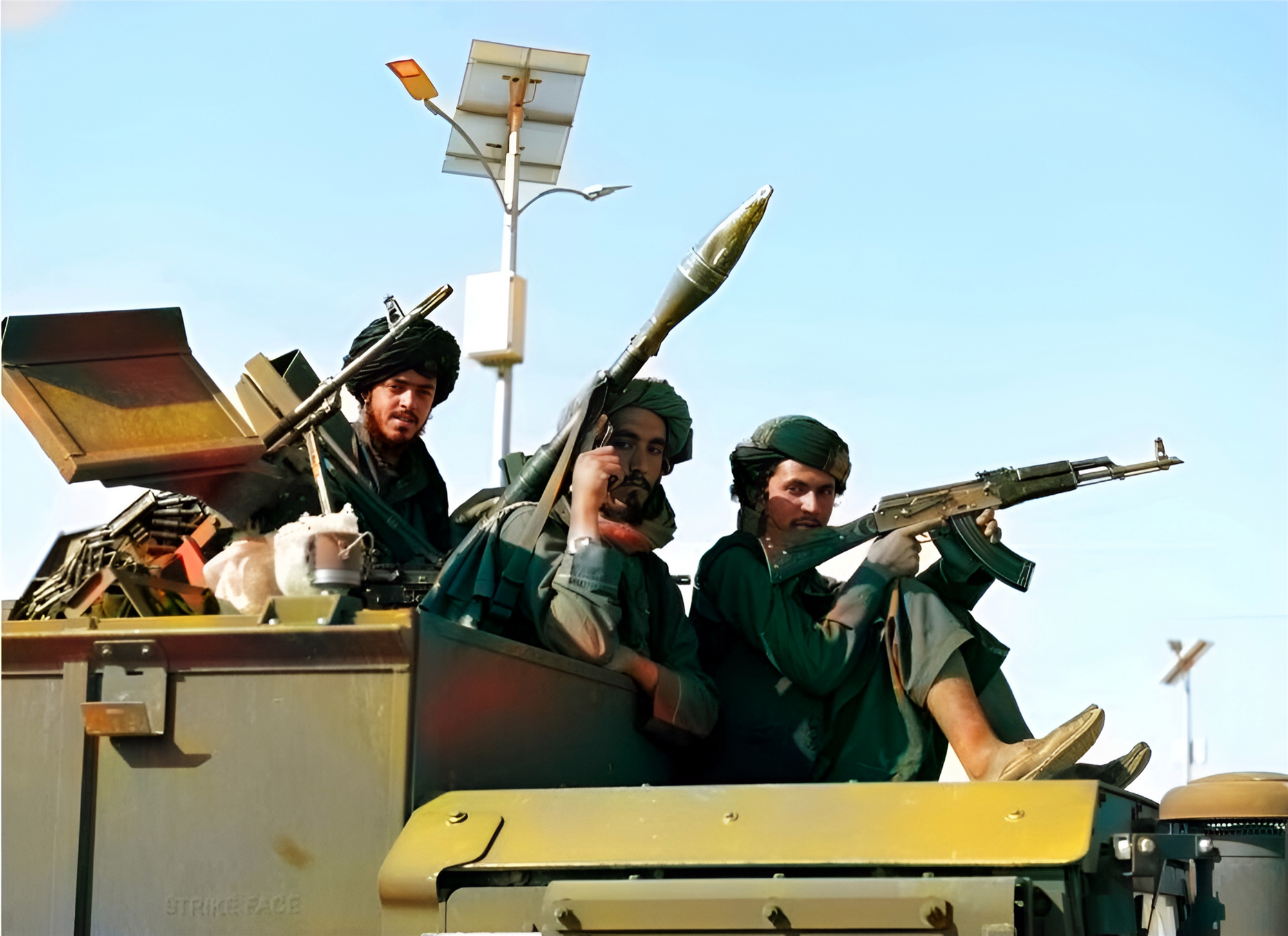 1996年阿富汗一名塔利班武装战士正在检查他的ak47枪管