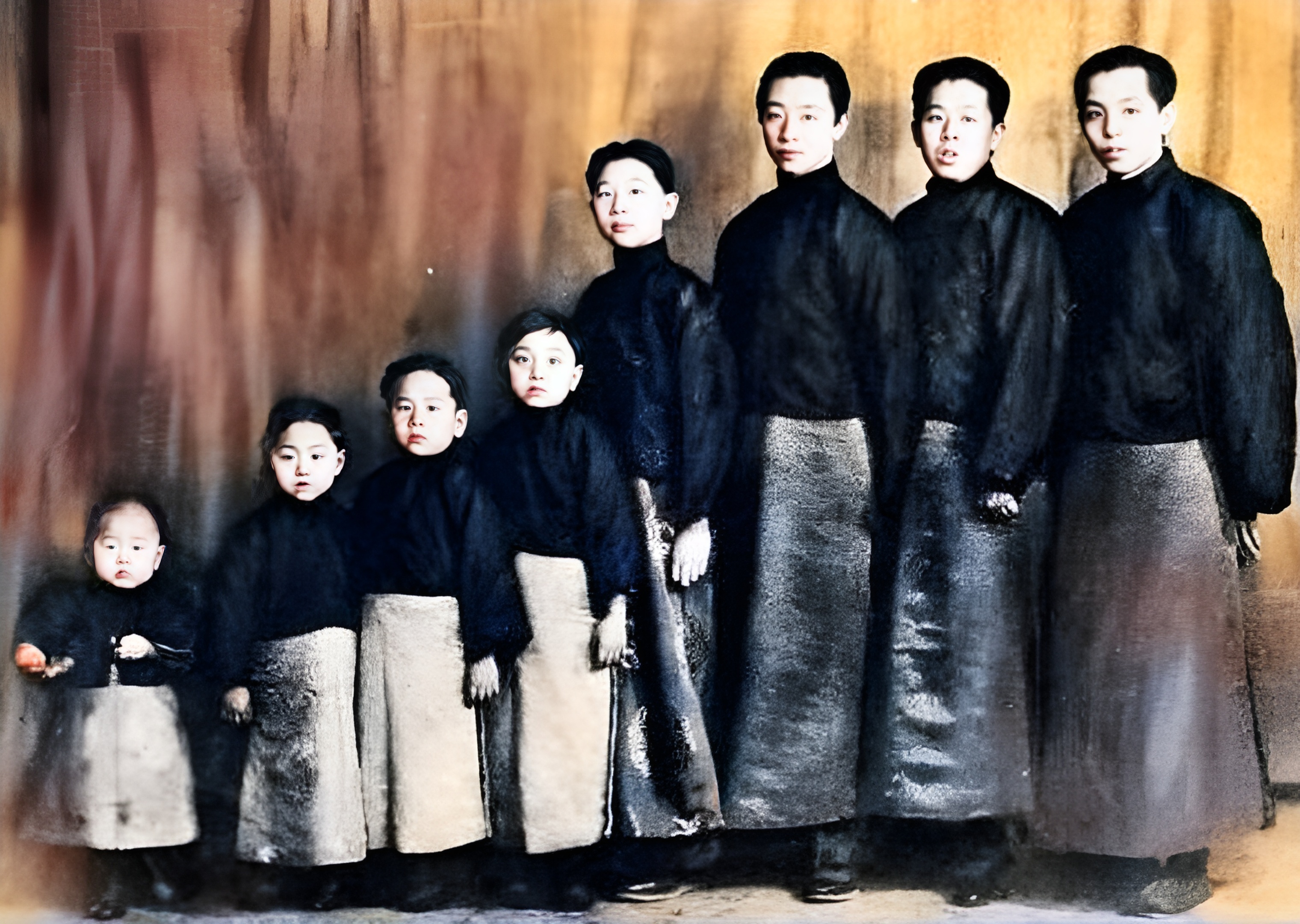 这是标准的民国富家公子的装扮.从面相与眉宇间流露出富家公子的气质