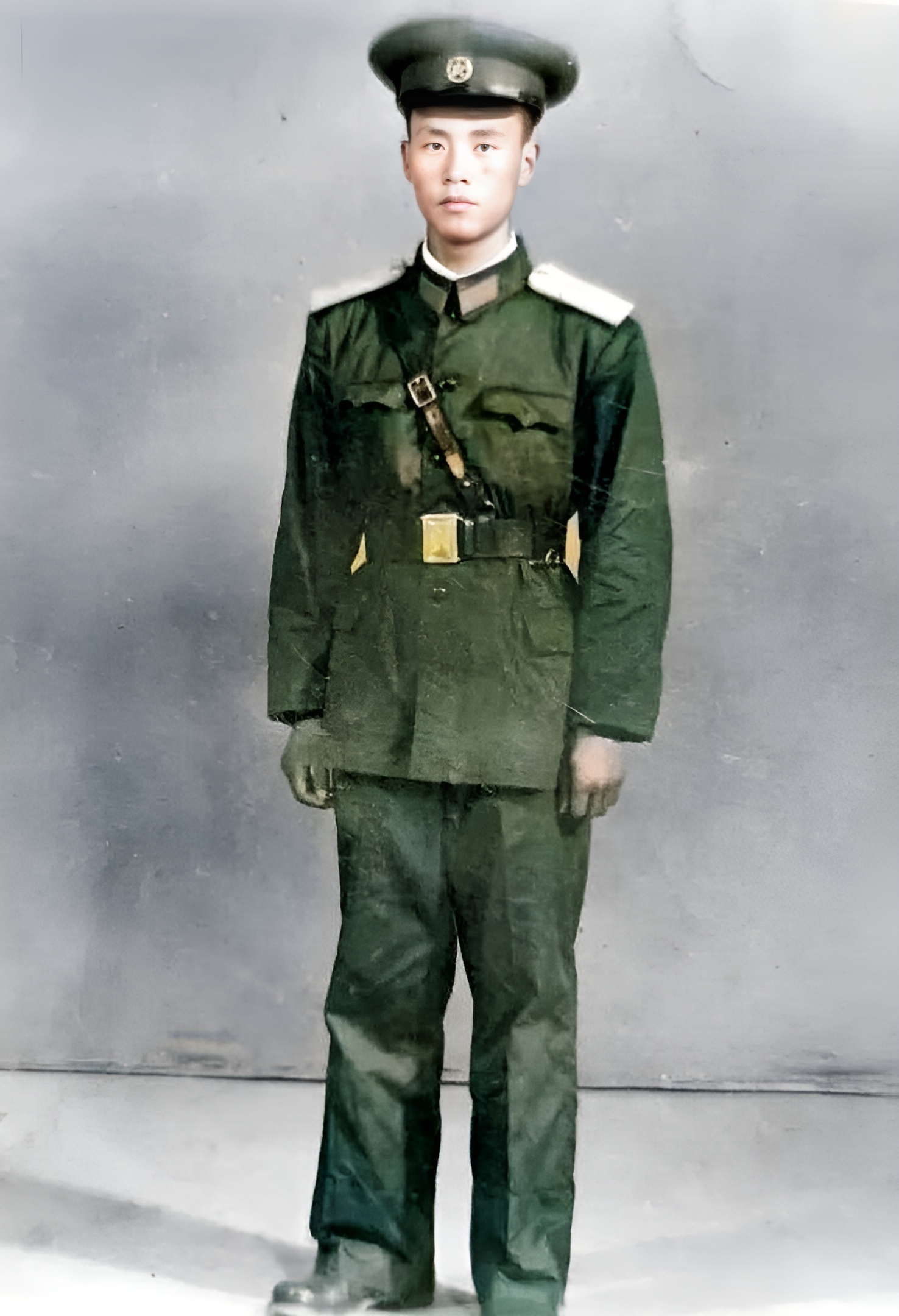 五十年代,一名军人能身穿深以为傲的军装,拿着自己最心爱的驳壳枪,拍