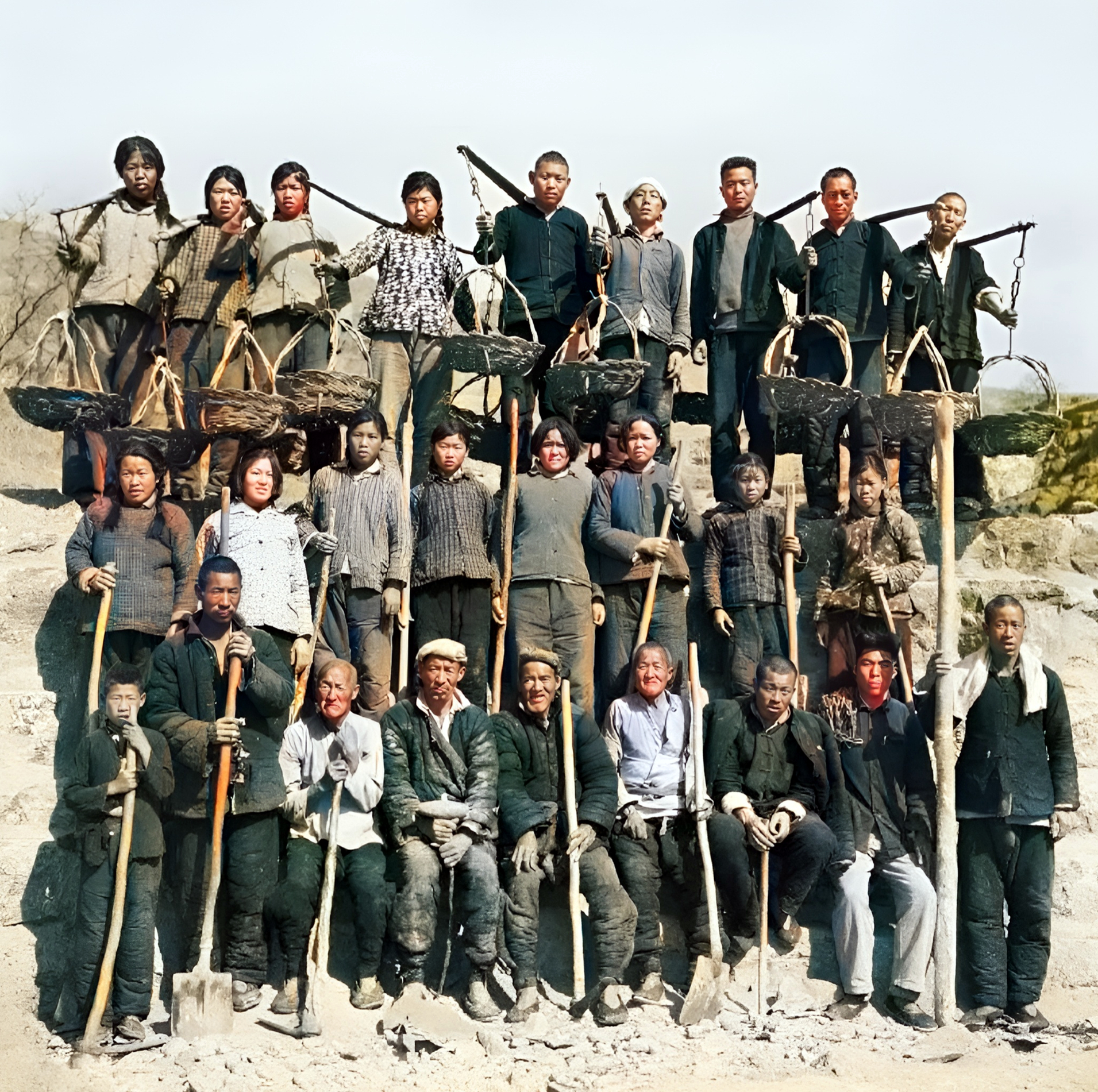 七十年代,农村里的男女老幼齐上阵参加劳动