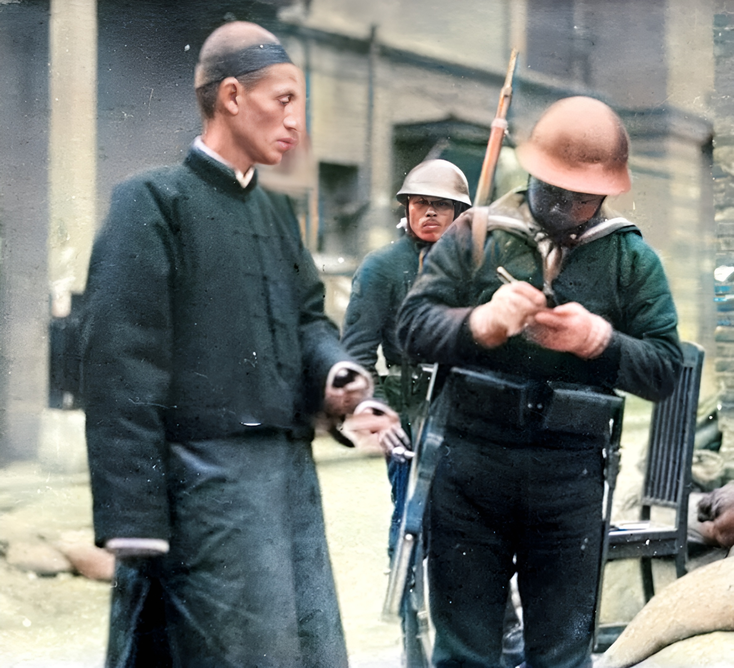 每一名过路的行人都要经过日军的检查