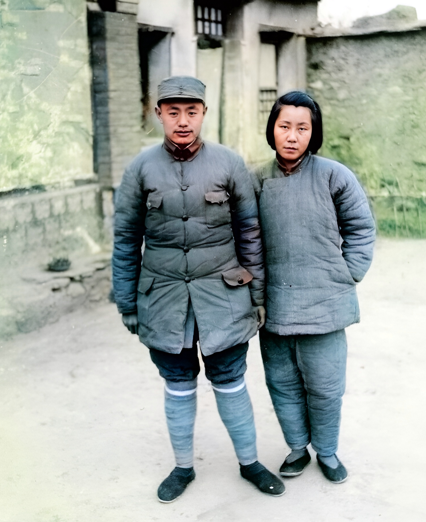 夫妻俩都是杰出的情报工作人员.黄云的本名是魏承隽