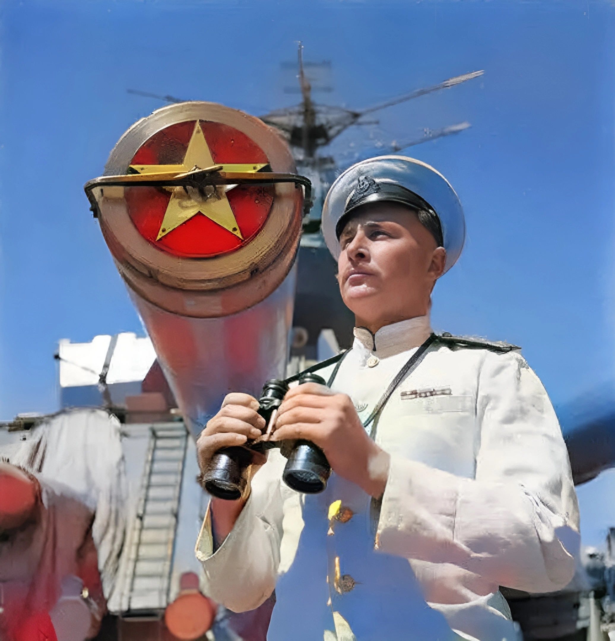 1944年,一名苏联海军狙击手坐在船上参加塔尔图战役