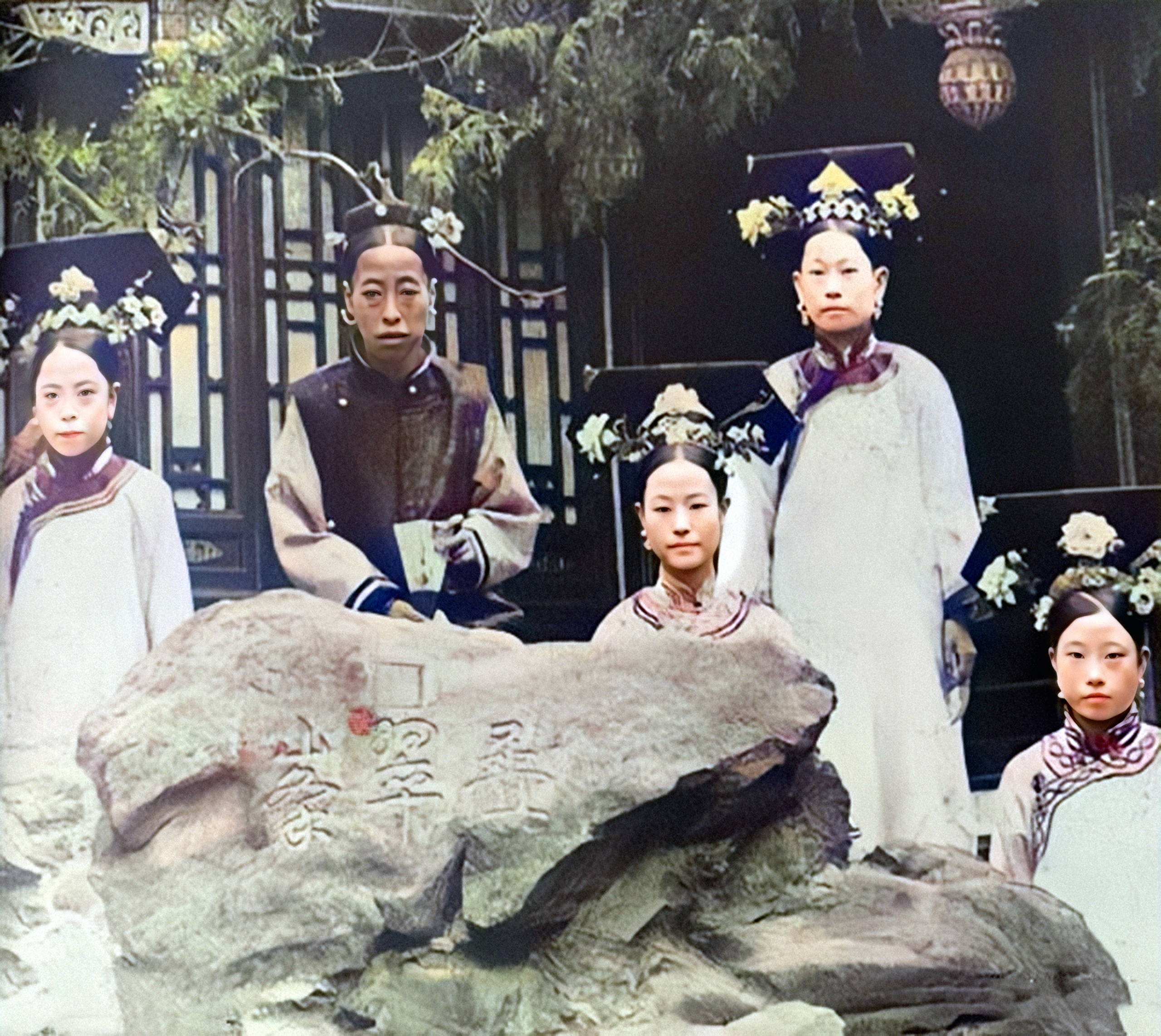 隆裕太后的容貌是出了名的丑.丑到让光绪皇帝对其生理性厌恶