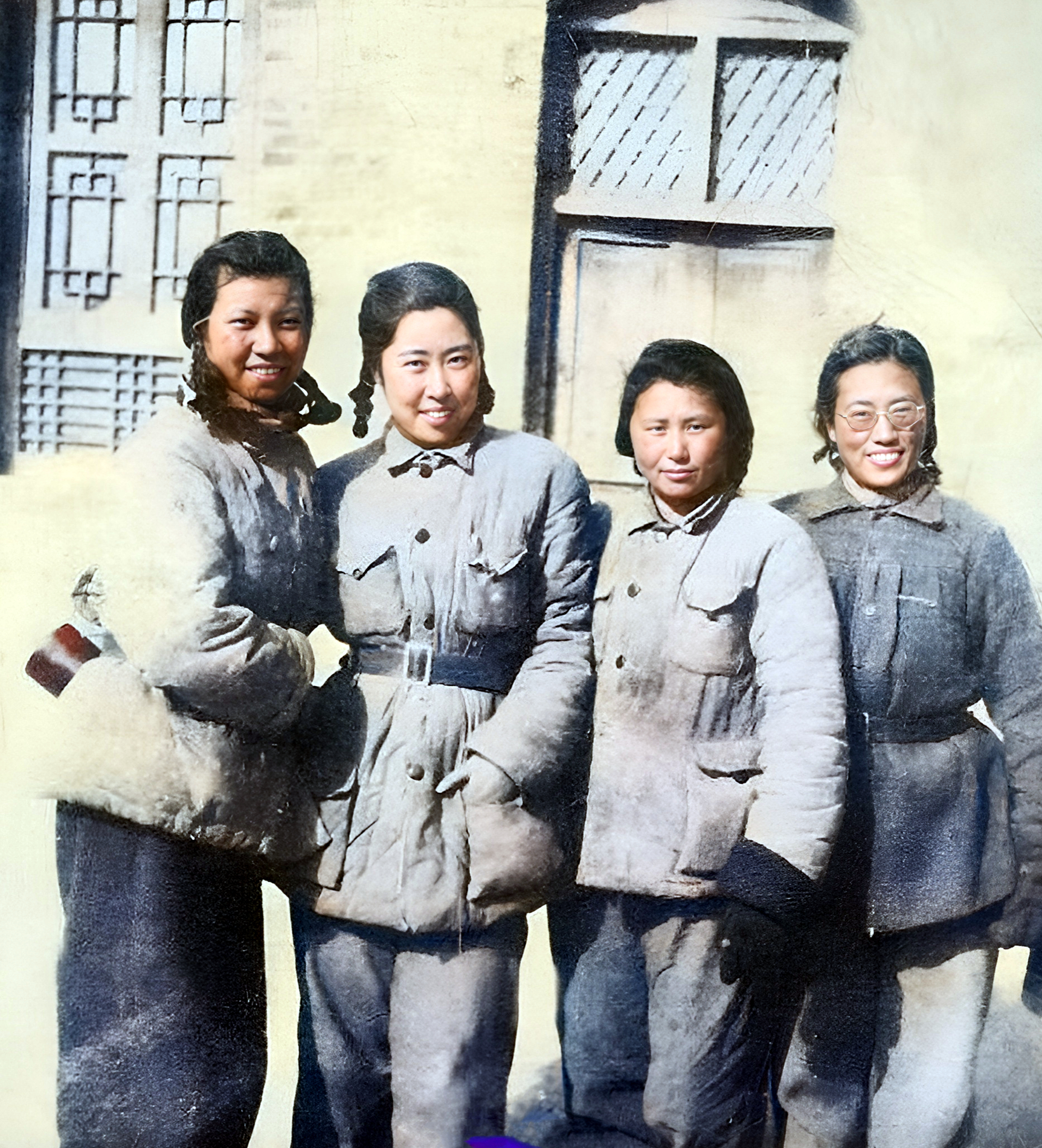 这是延安的四位美女.每一位美女都是那样的质朴清纯,笑容甜美