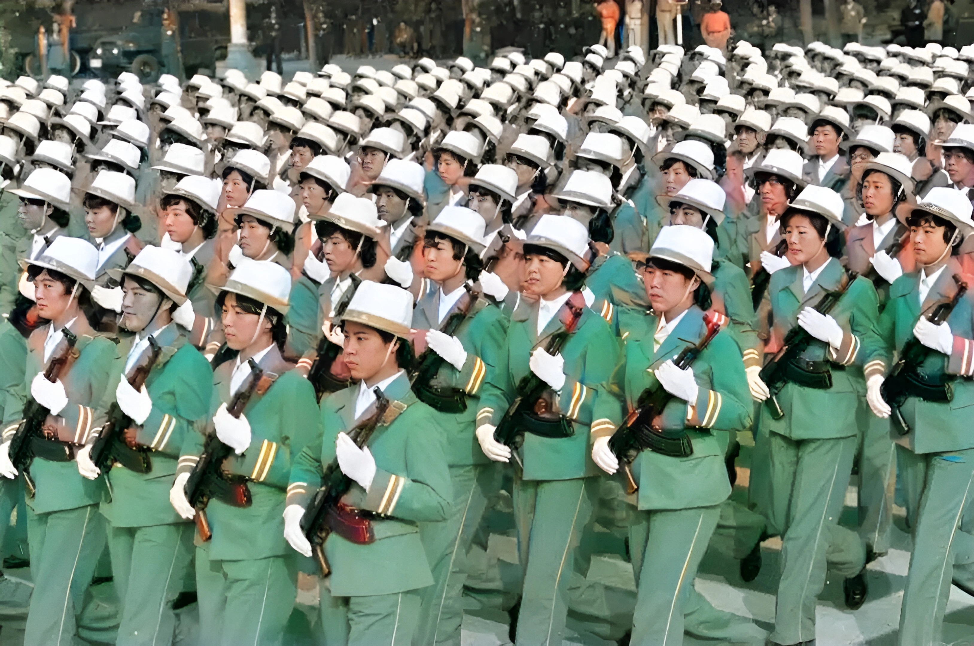 1984年,大阅兵前,女兵在阅兵村里进行训练.每一个动作都保持整齐划一