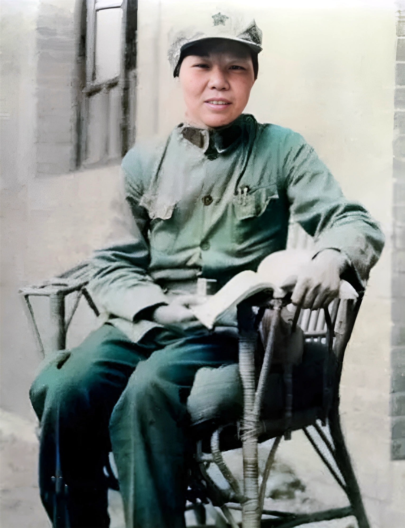 这位头戴红军军帽身穿军装坐在藤椅上看书的女红军名叫钱希均