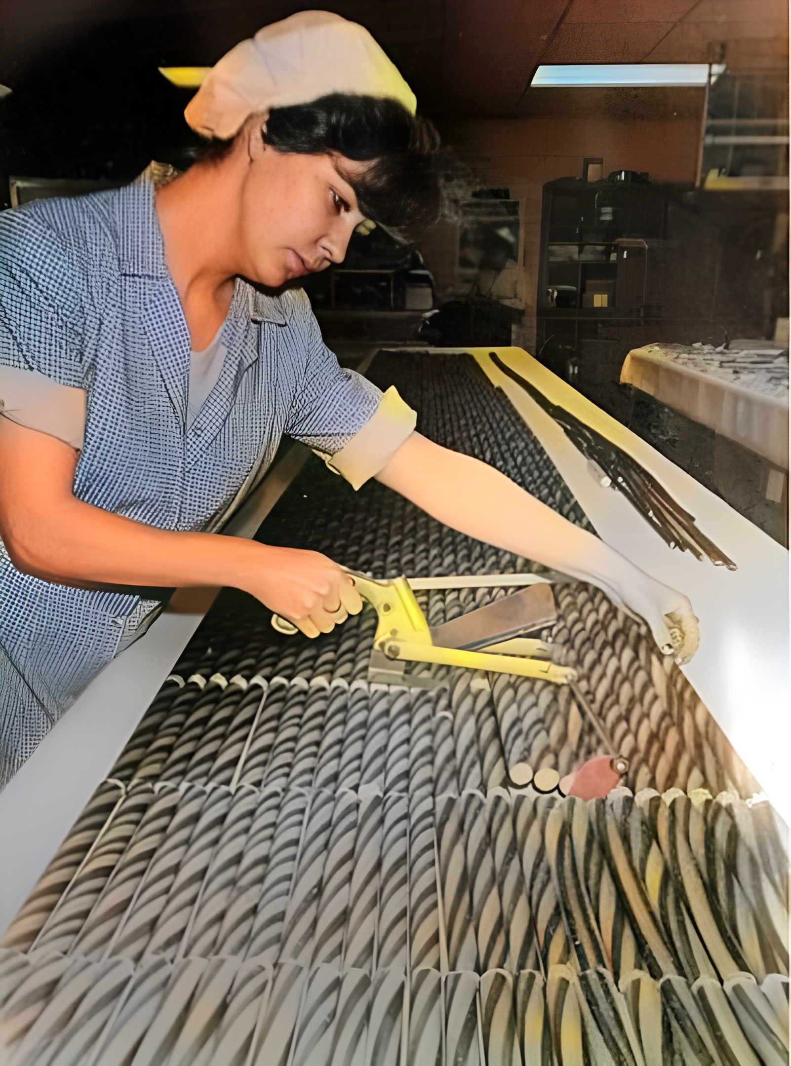 这是1960年纽约一家工厂的女会计们一边工作一边嚼泡泡糖