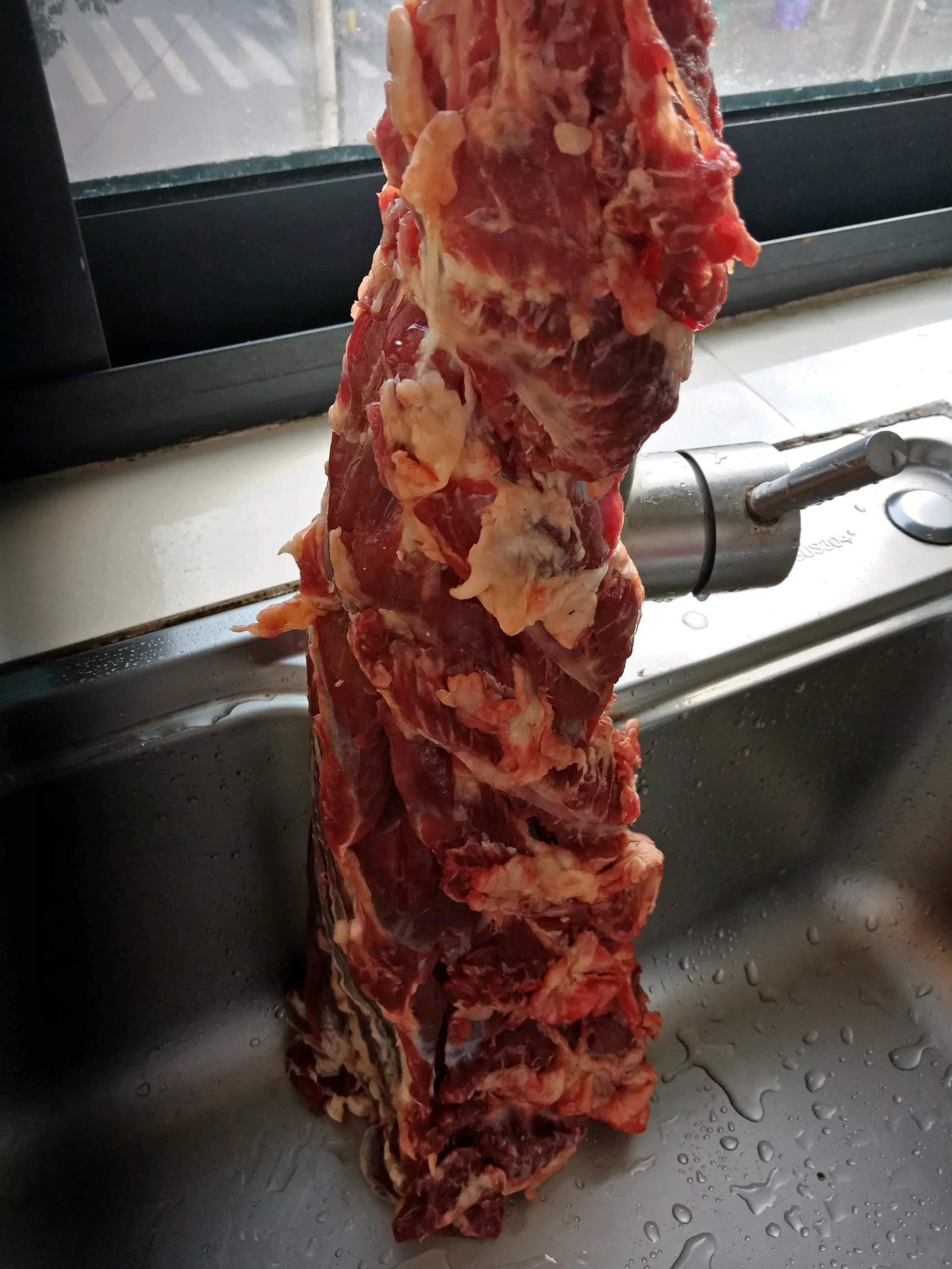 动态连更挑战# 我第一眼就觉得那像是牛吊龙肉,听说这种牛肉红烧