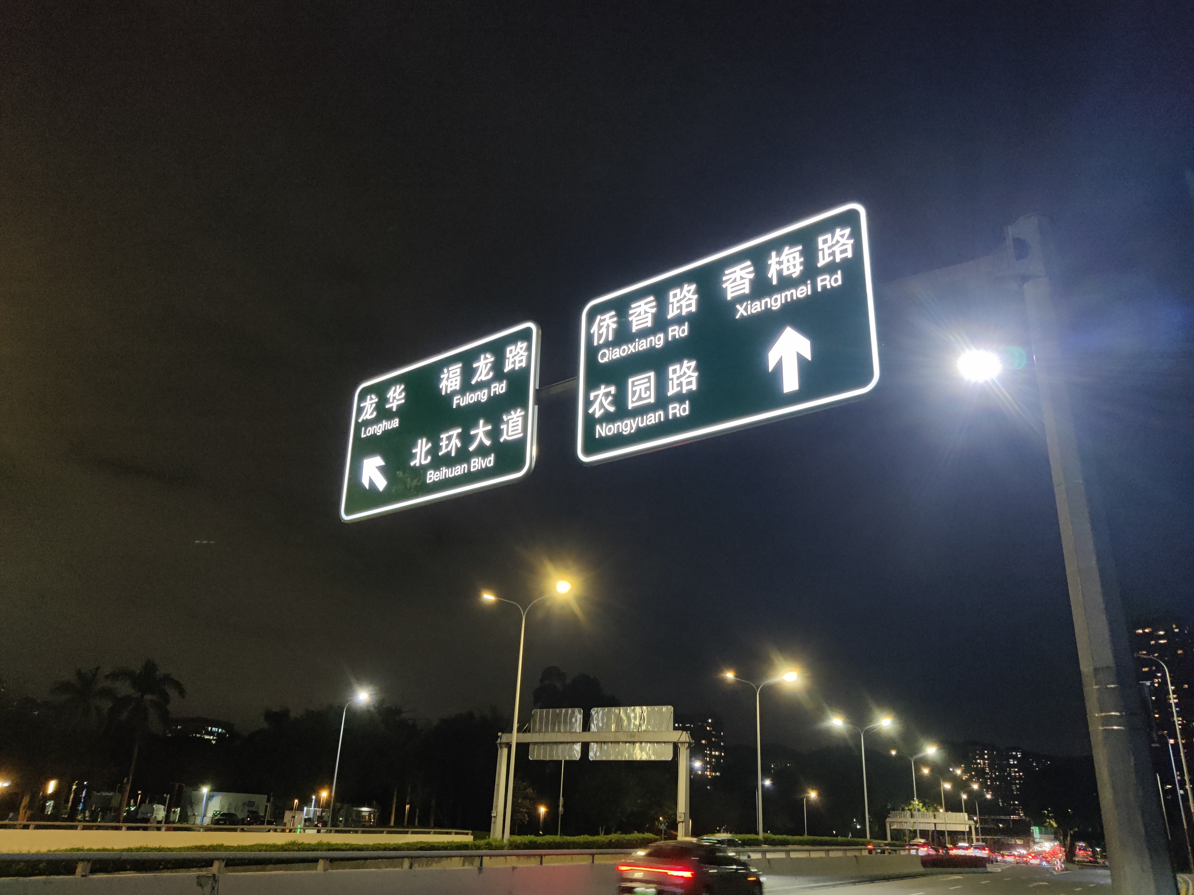 深圳路面上增加的这种自发光路牌啥原理啊?