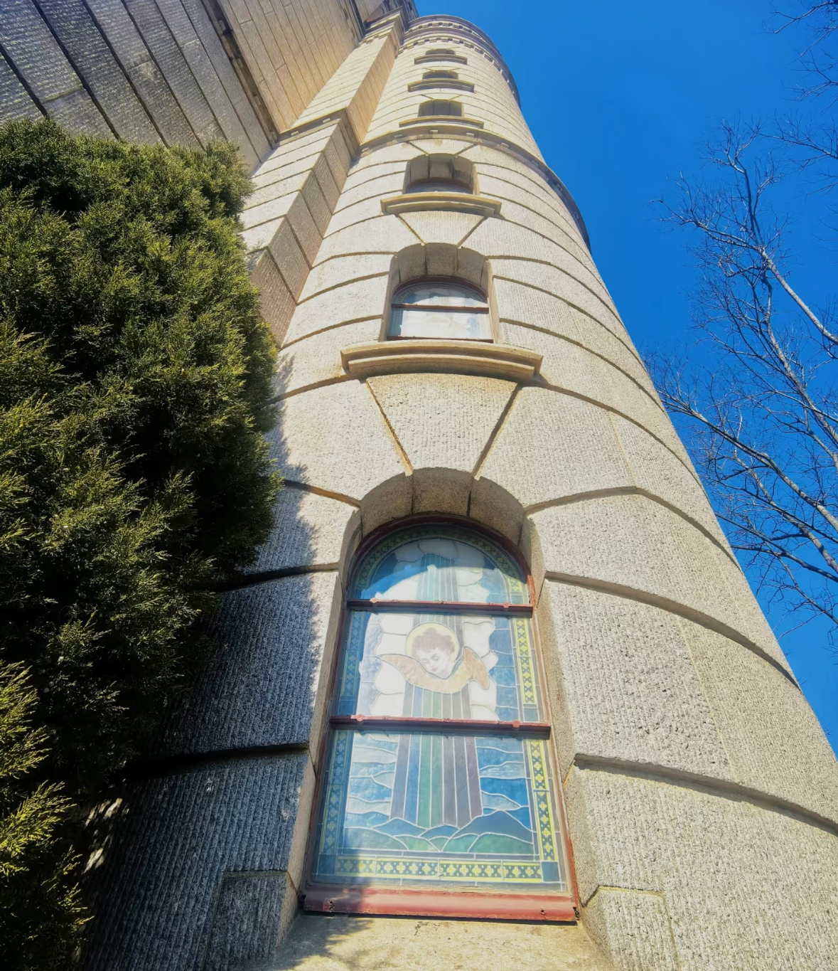 抬头看到这个教堂的外形是圆柱形的,随手拍下来,还挺有设计的建筑