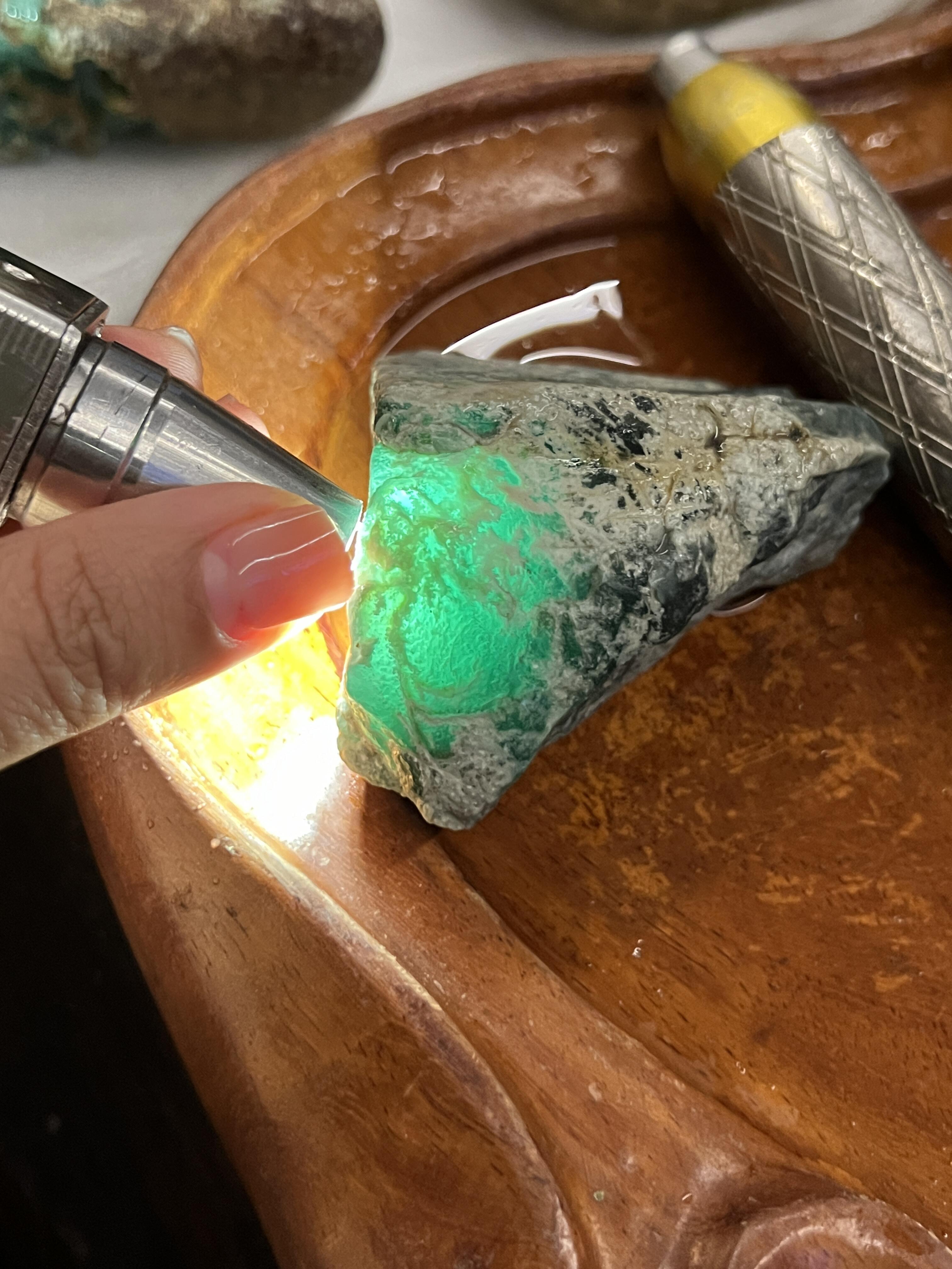 " 翡翠原石行业,从矿工到雕刻师,都秉持敬业精神,将原石雕琢成精美的