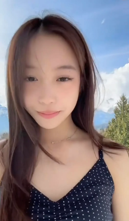 近日,赵薇与黄有龙之女黄新(小四月)在社交平台晒出最新动态,这个被