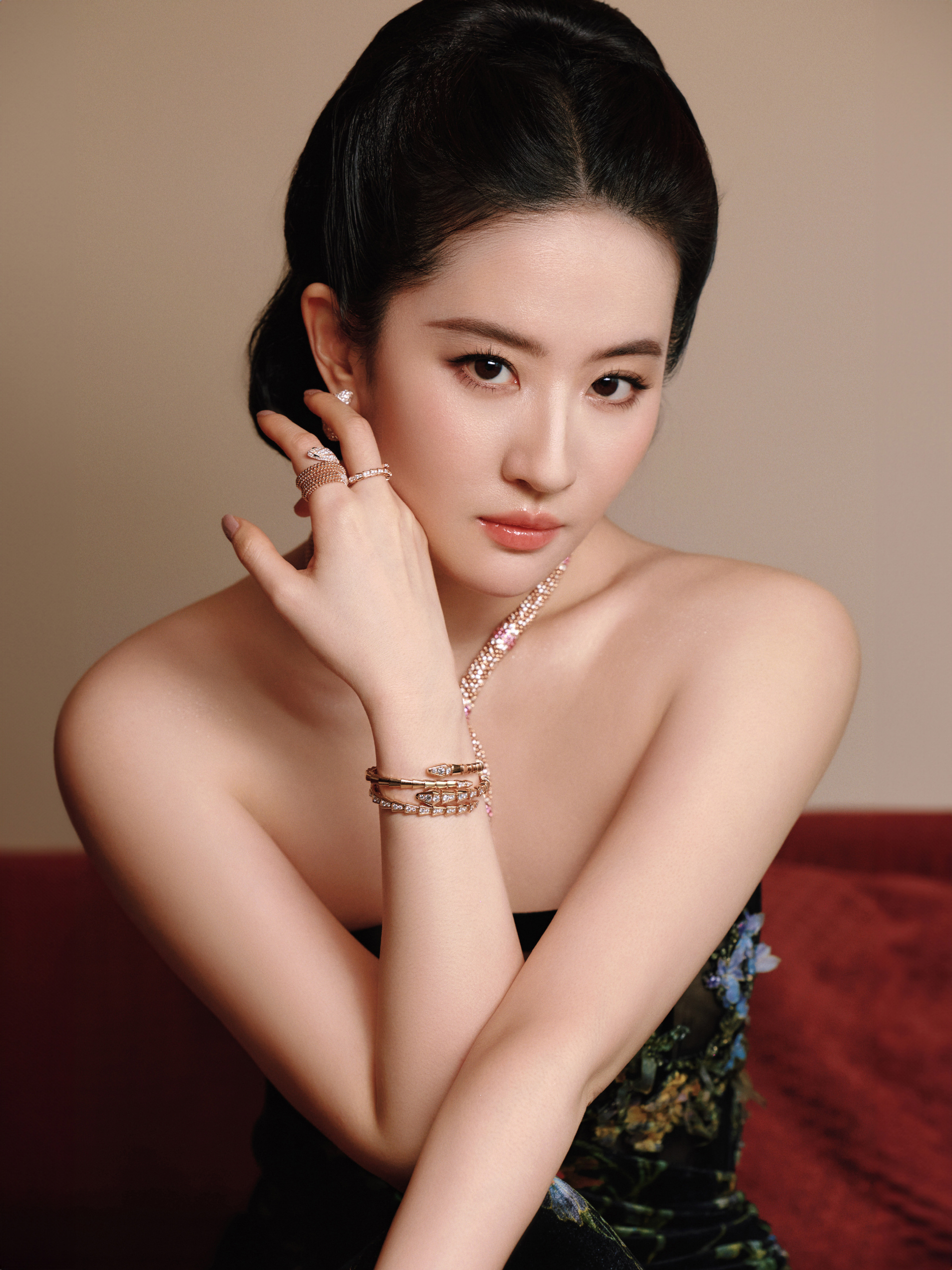 刘亦菲安妮海瑟薇贴脸 刘亦菲作为代言人出席宝格丽晚宴一袭elie s