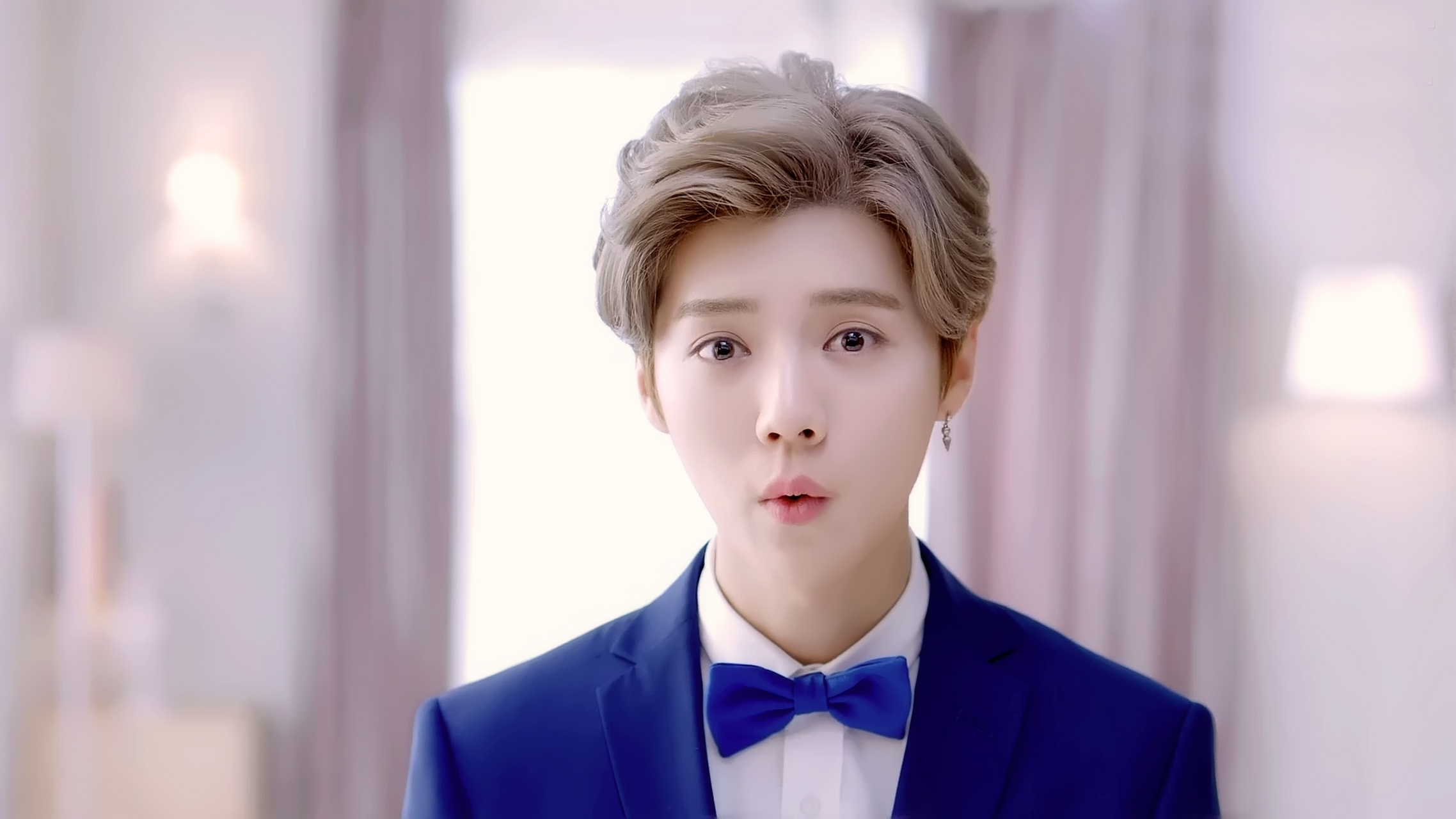 据报道,有网友在日本镰仓偶遇鹿晗拍摄,怀疑是在拍mv.