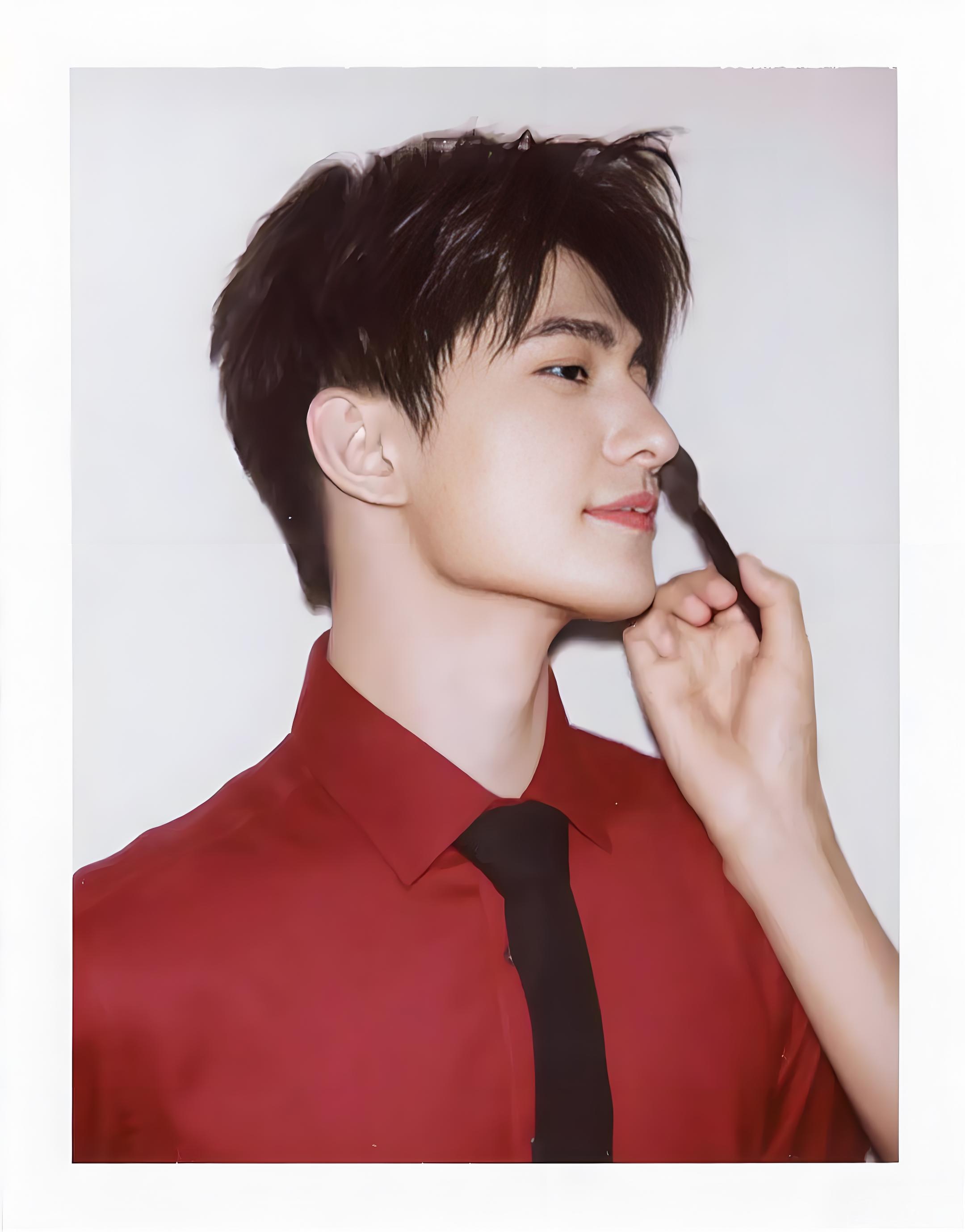 2025年7月,演员杨洋通过社交媒体发布三组以短发为核心的撕拉片写真