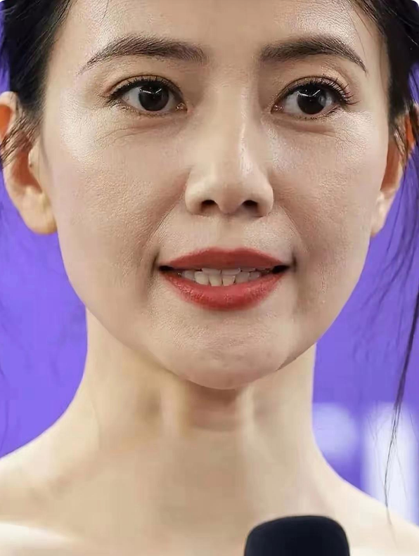 今天看到一组高圆圆的近镜头,我在想人的一生岁月是无法抹掉岁月的