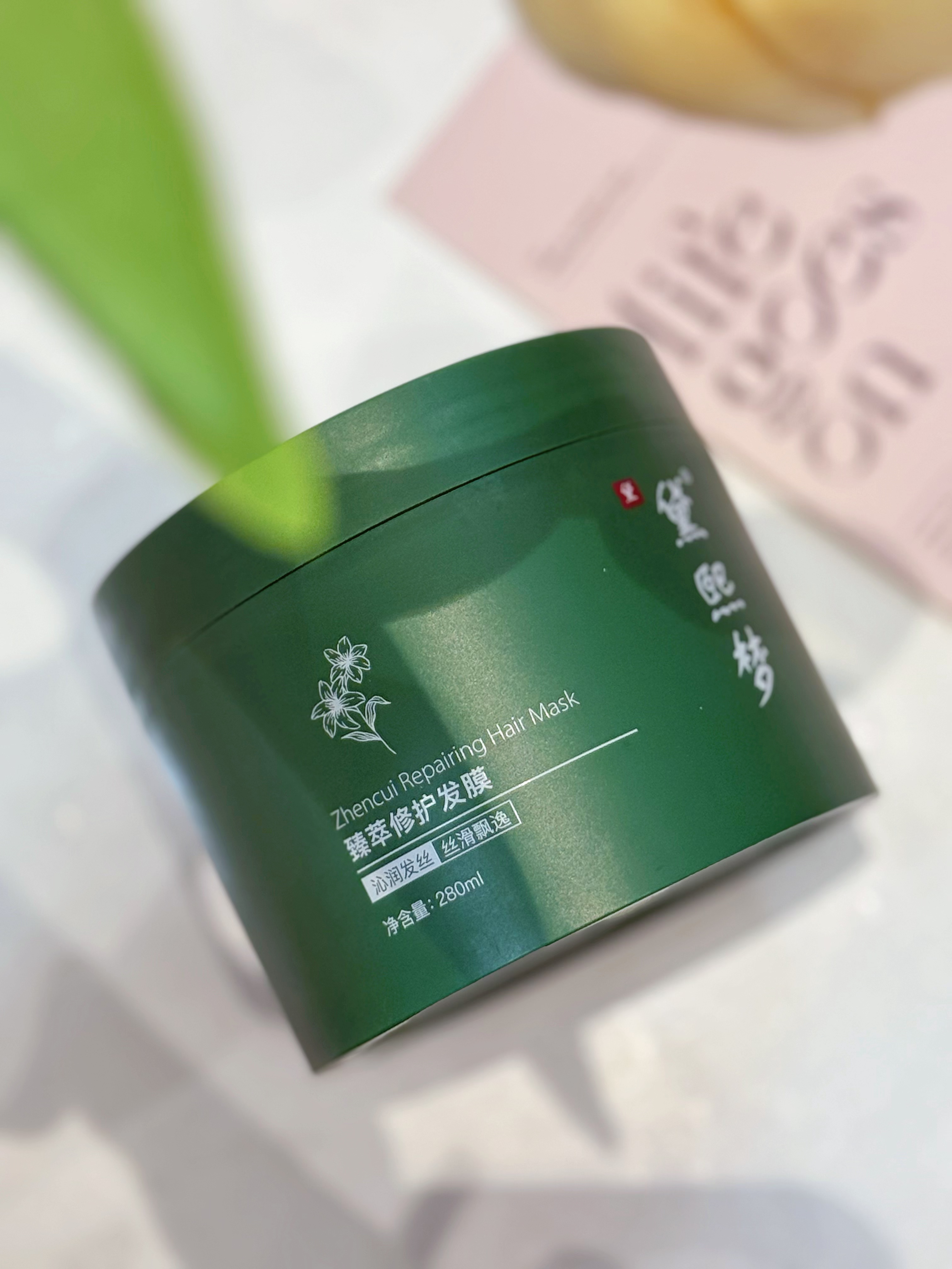 先洗头把头发上的灰尘油脂洗干净